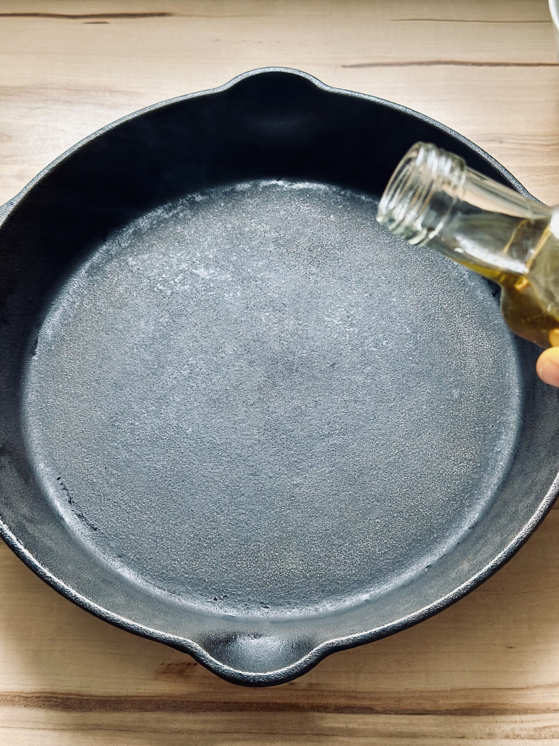 Olivenöl in die heiße Pfanne geben