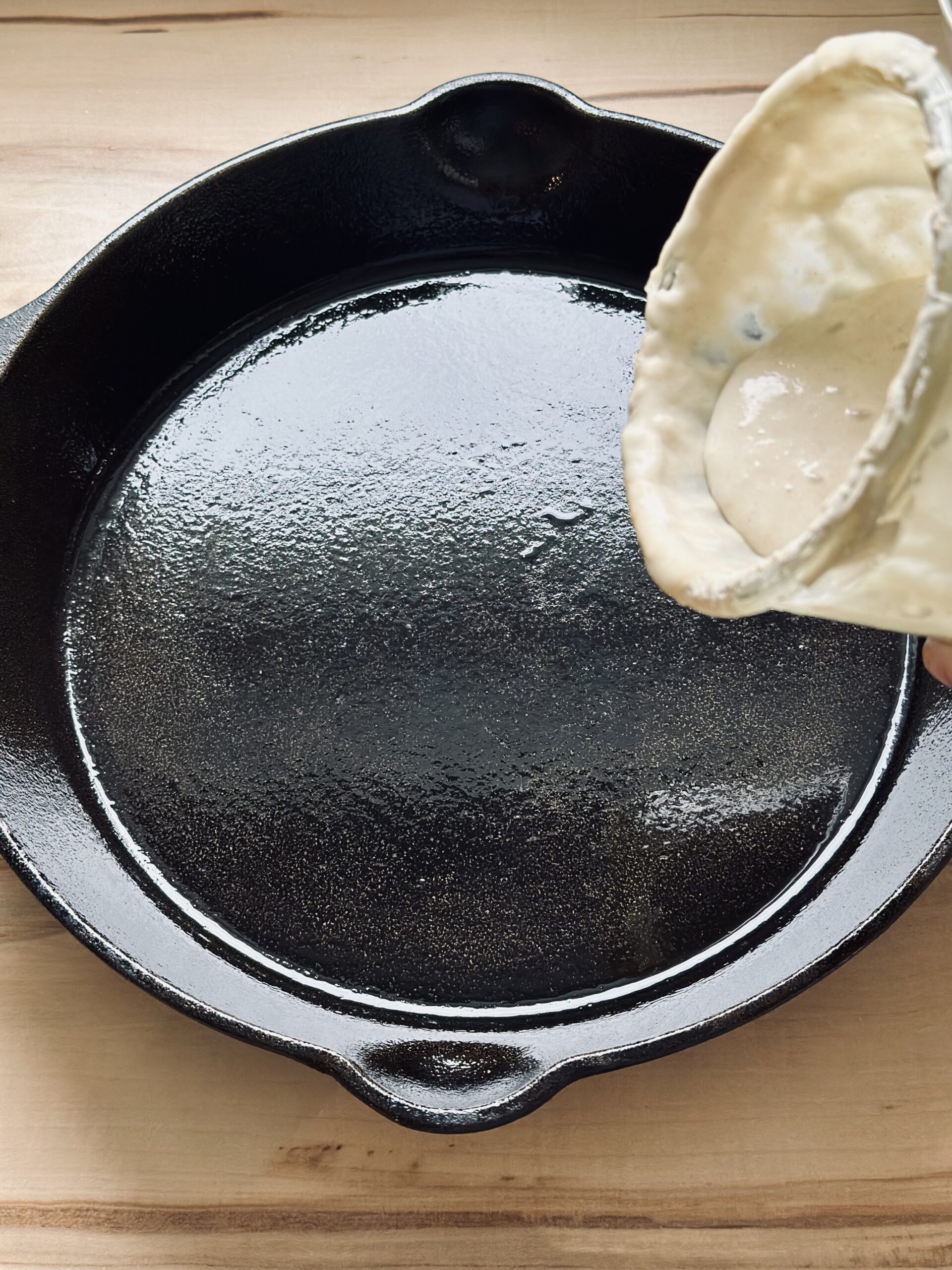 Sauerteigrest in die Pfanne geben