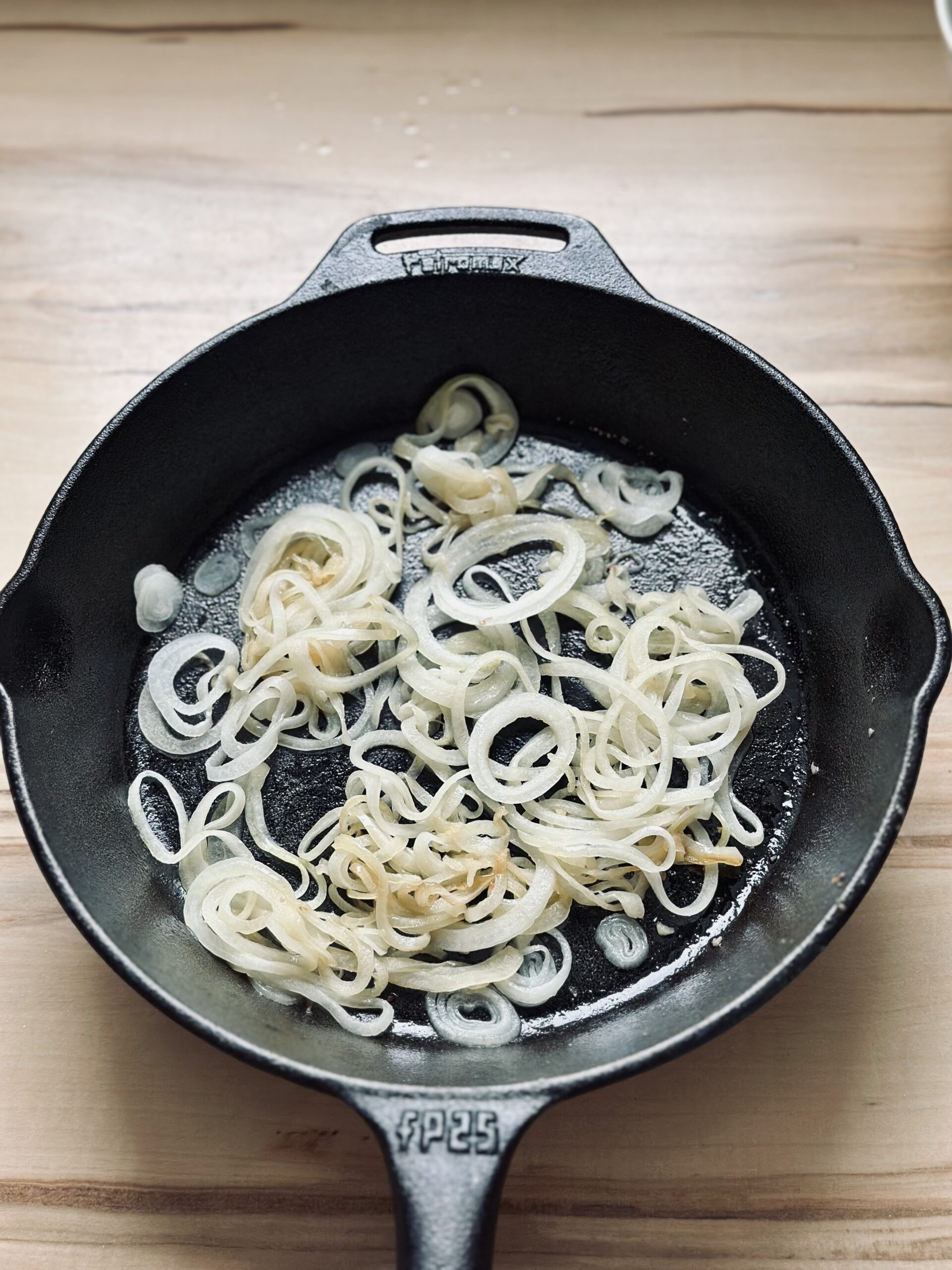Zwiebelscheiben in einer Pfanne anbraten