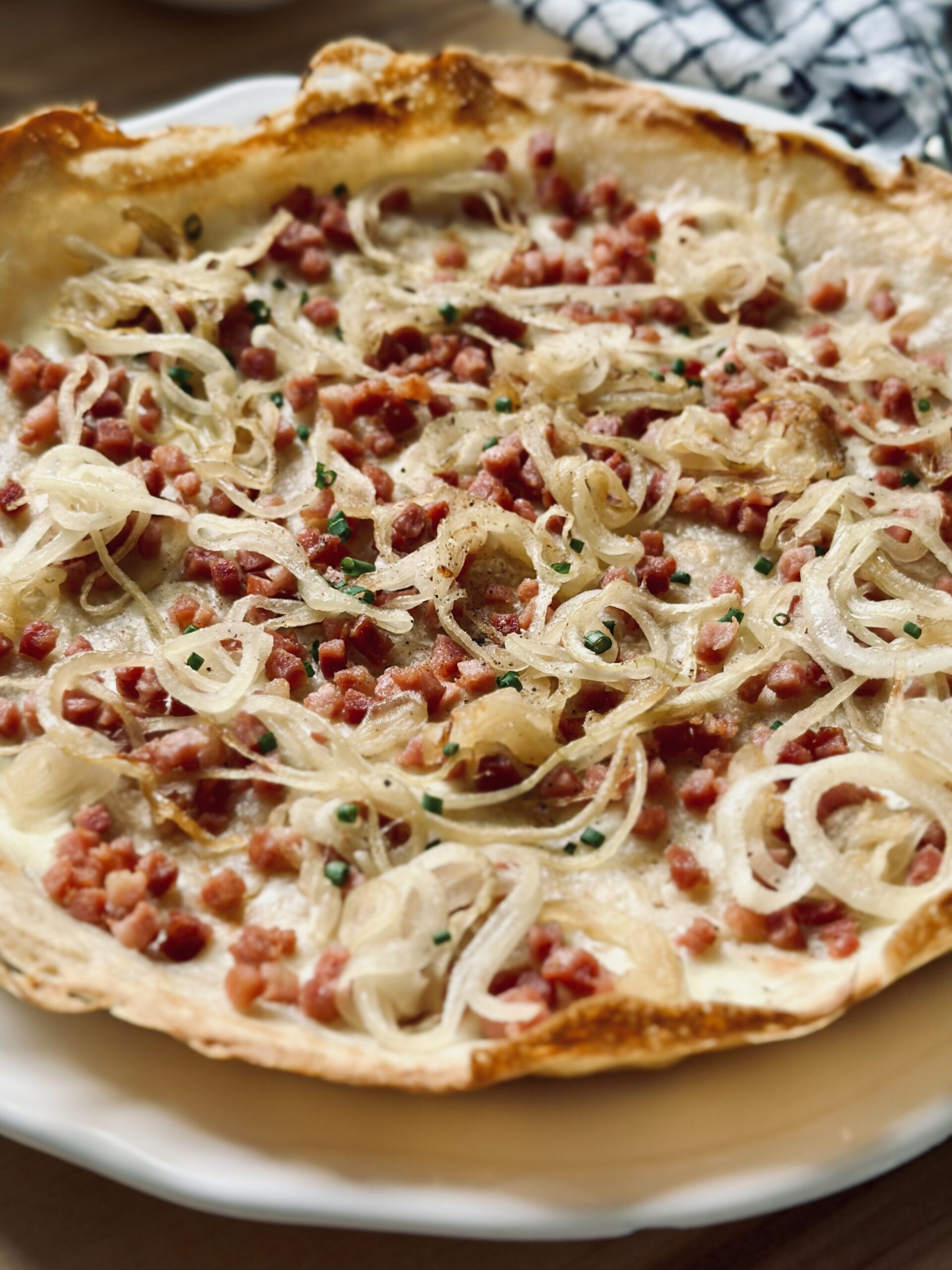 Einfach, knusprig und lecker - Sauerteigrest Flammkuchen