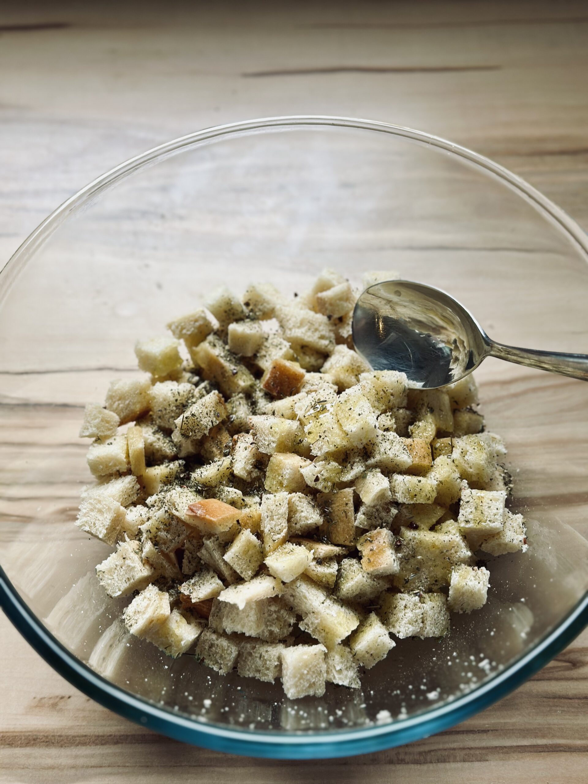 Brotwürfel gut vermengen