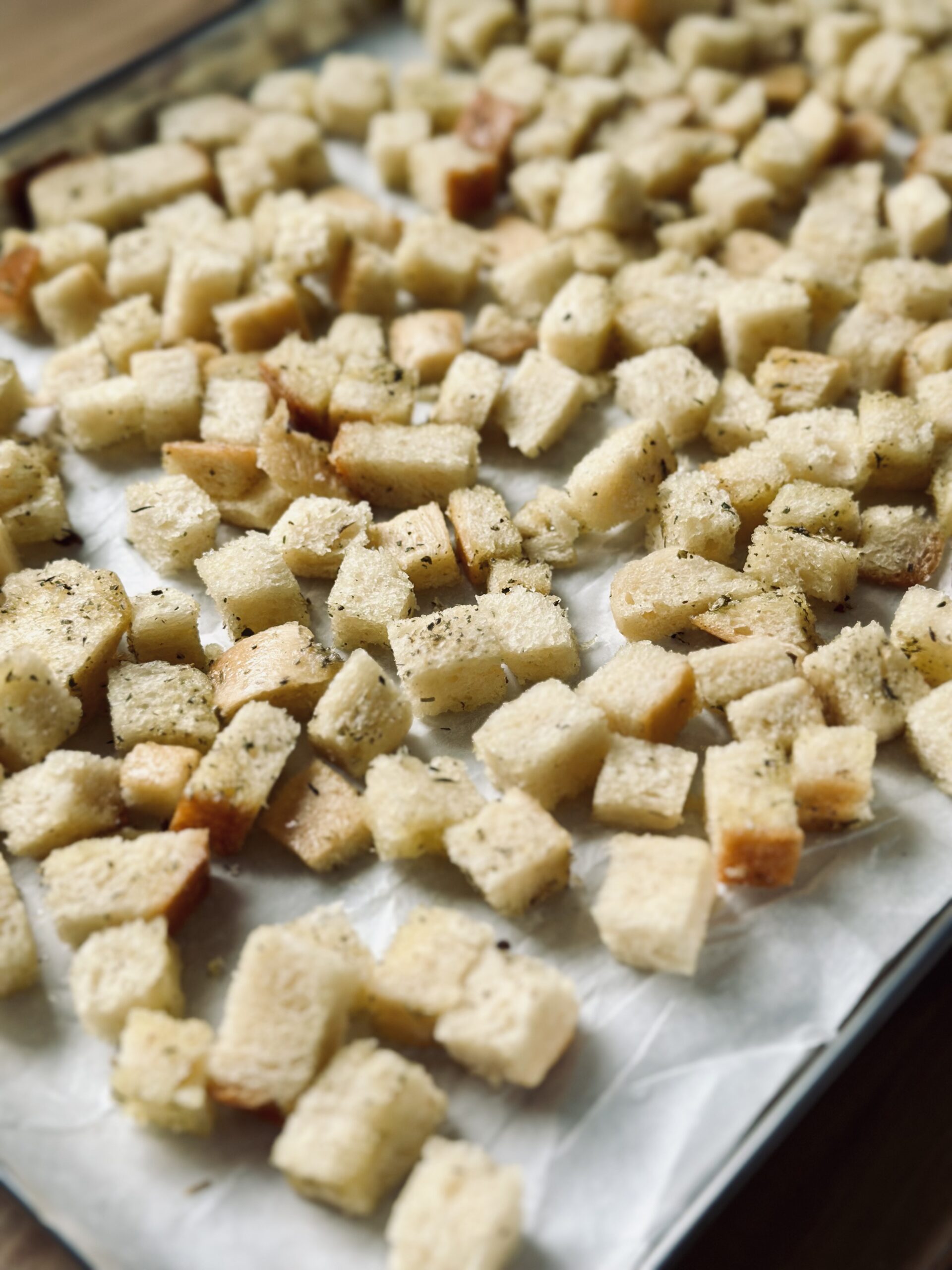 Brotwürfel auf ein Backblech legen