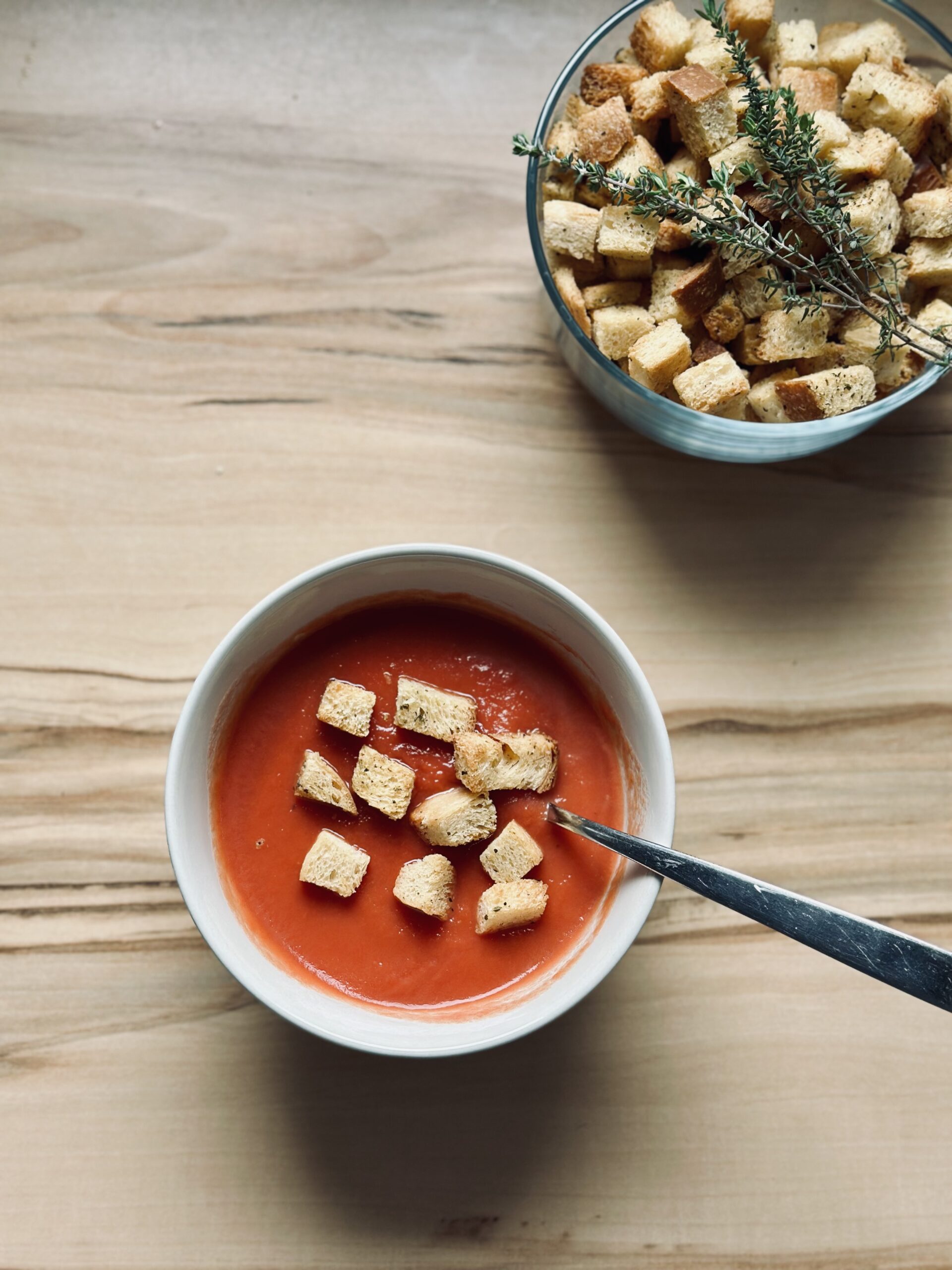 Leckere Croutons mit Tomatensuppe