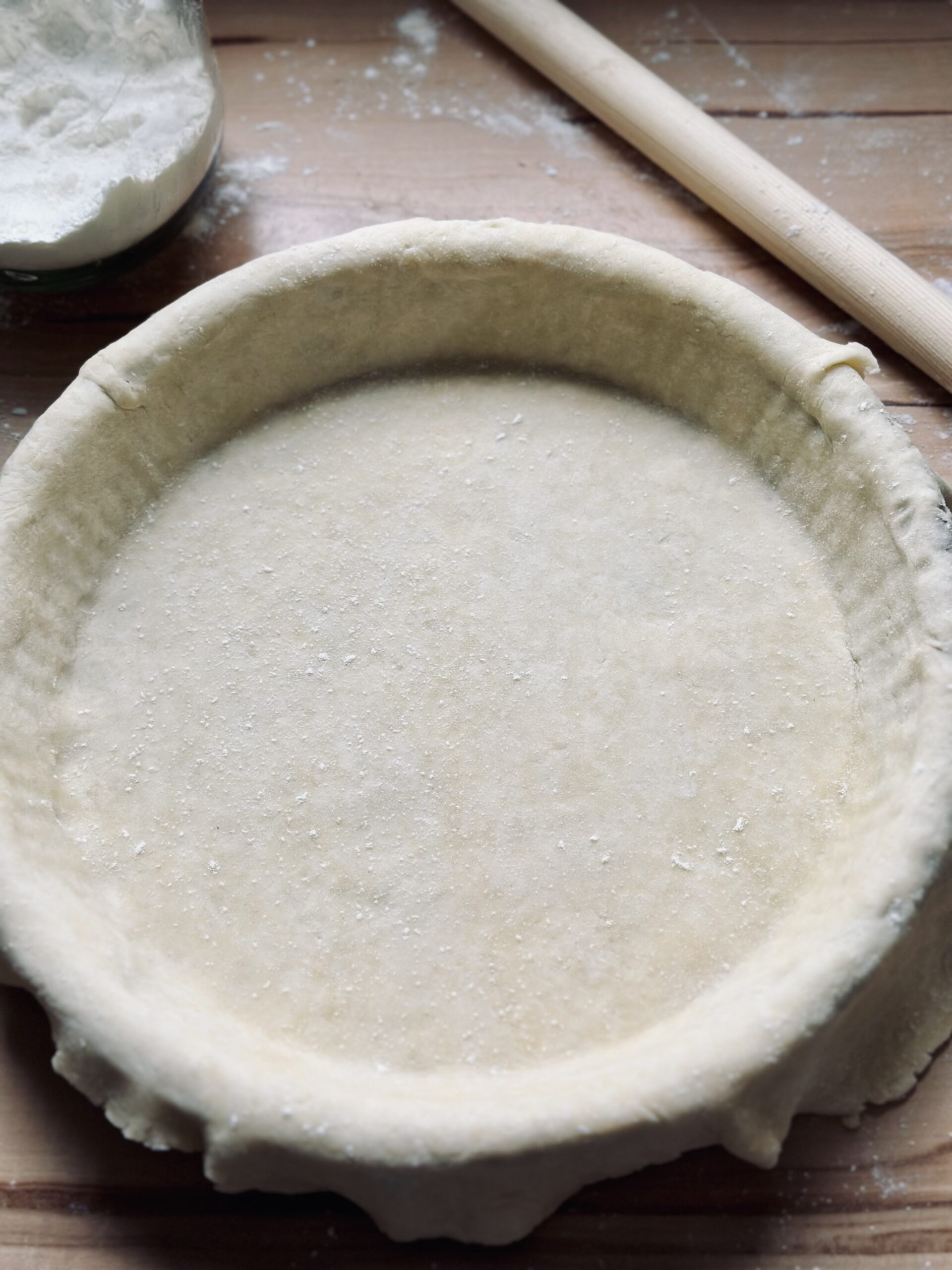 Teig in die Kuchenform andrücken