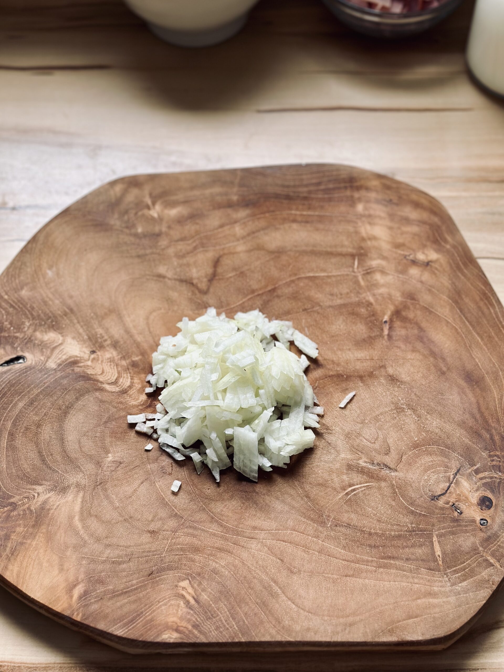 Zwiebeln klein schneiden