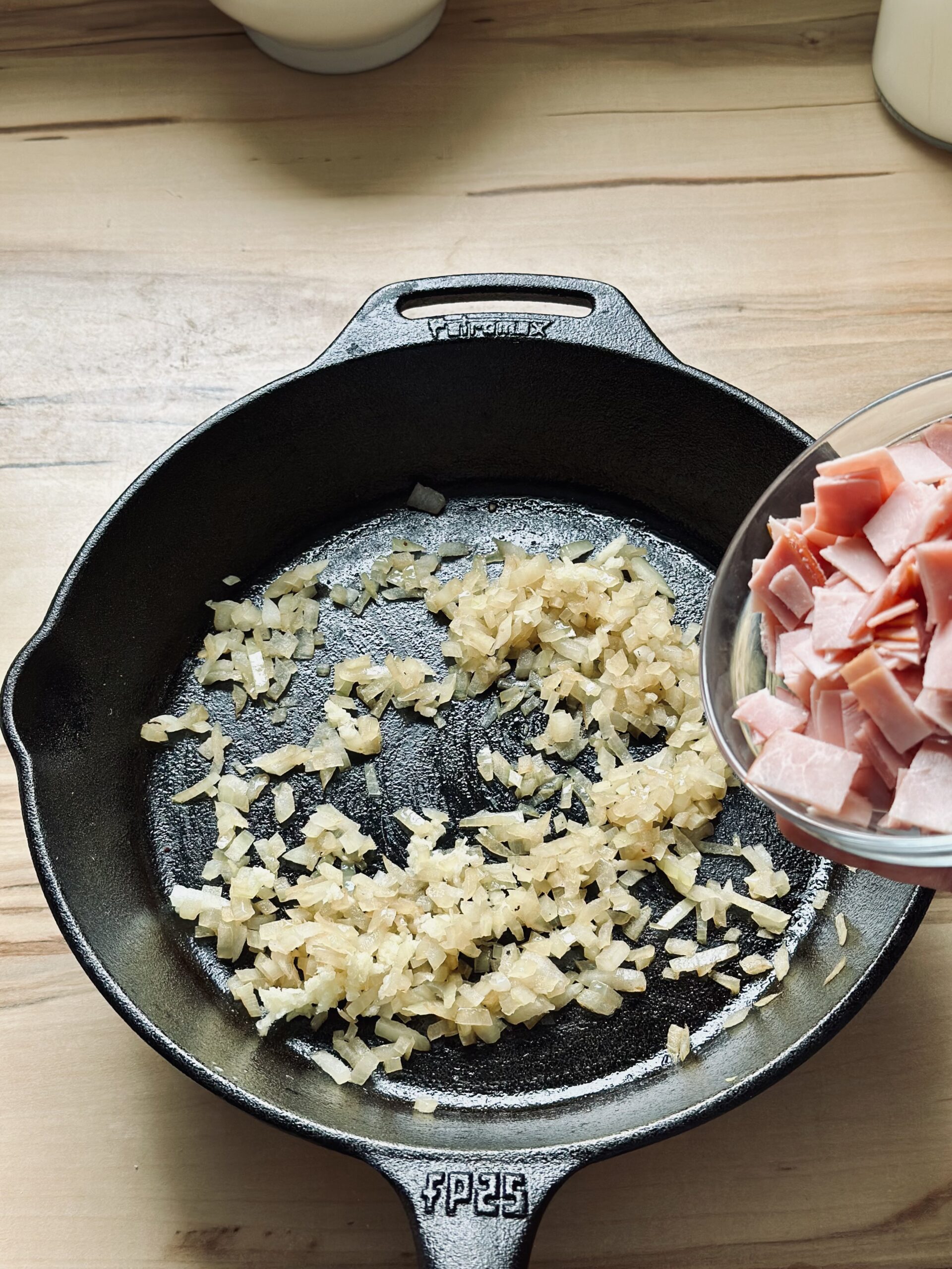Zwiebeln und Schinken anbraten