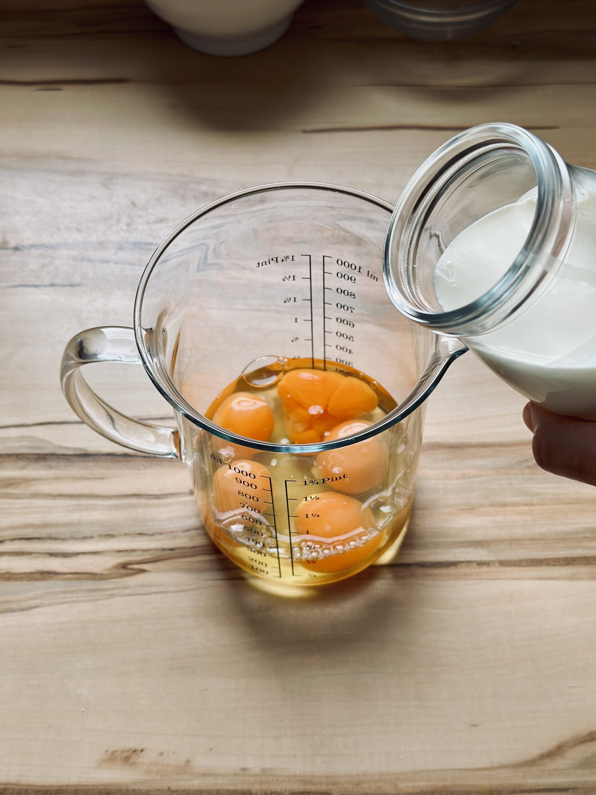 Eier mit Sahne verquirlen