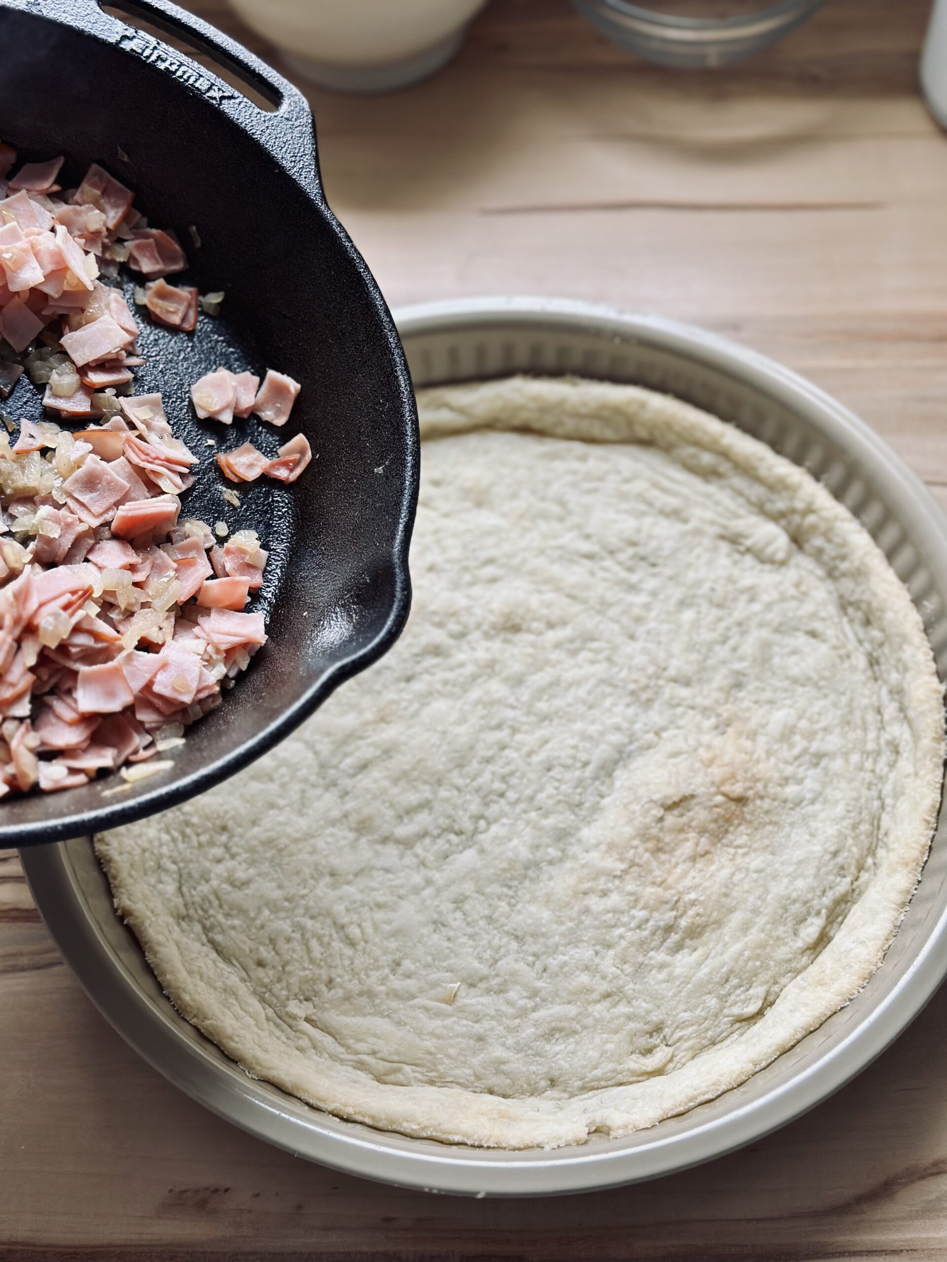 Schinken & Zwiebeln auf dem Teigboden verteilen