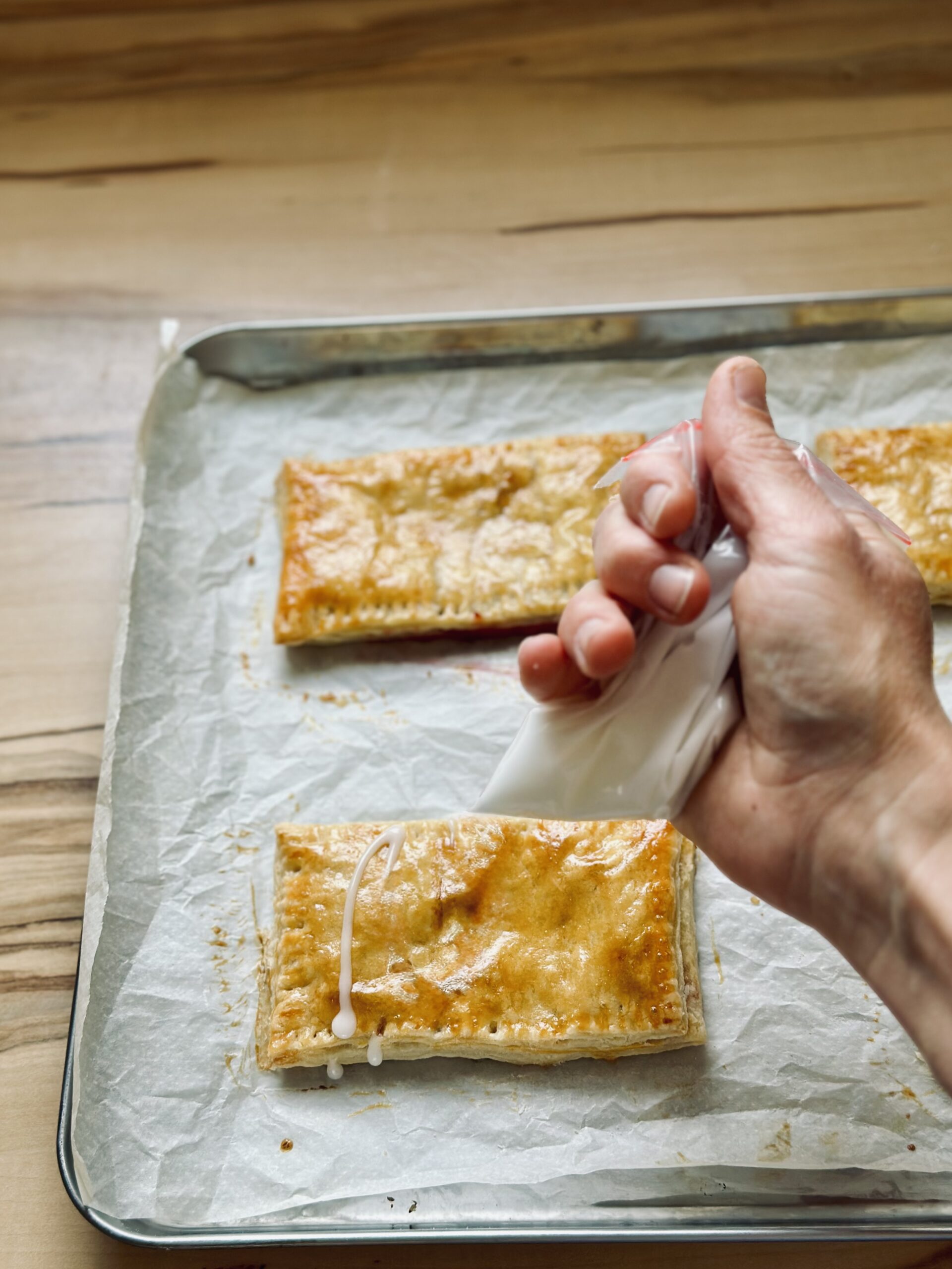Pop-Tarts mit Glassur beträufeln
