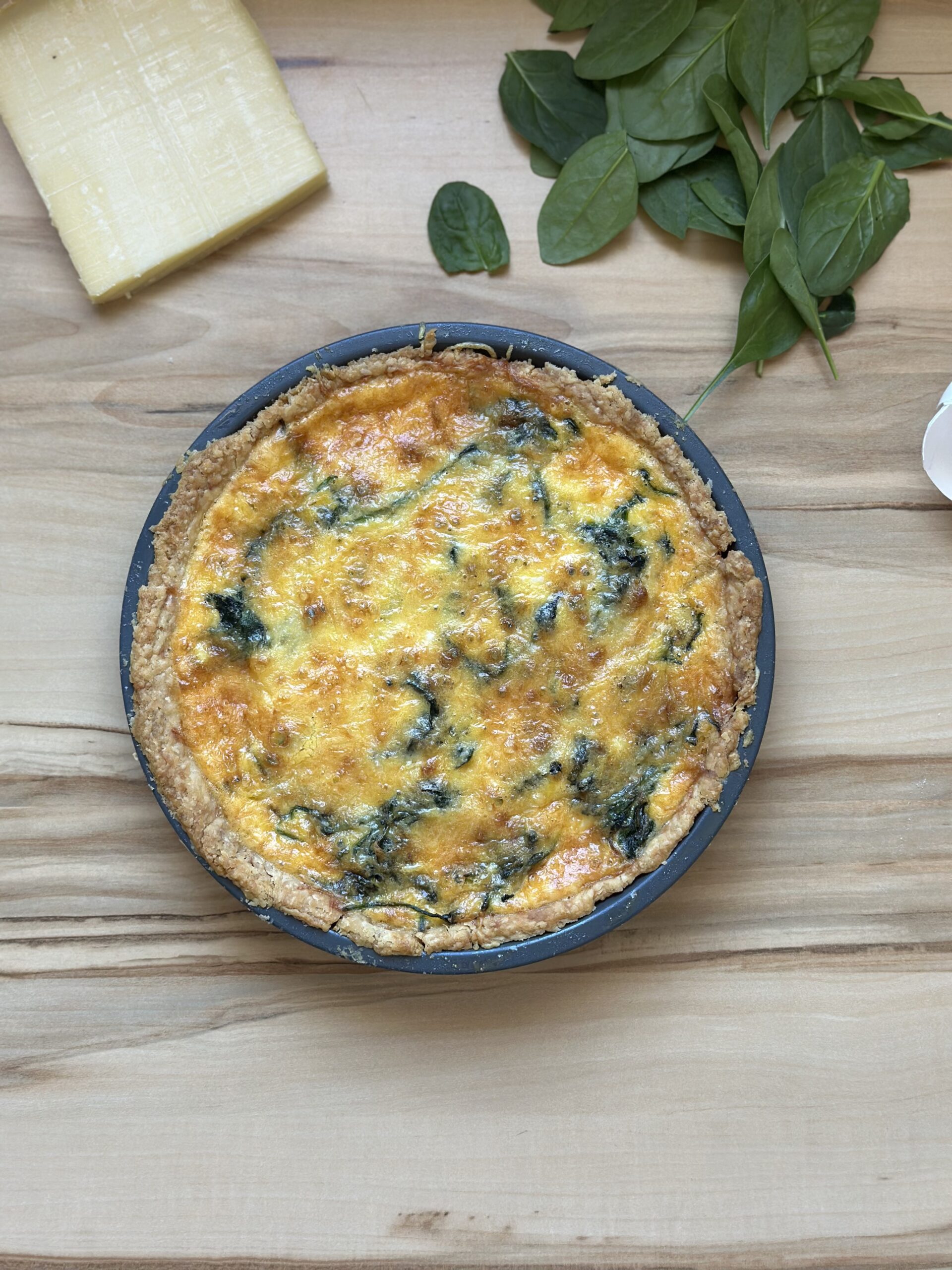 Leckere Spinat-Sauerteig-Quiche genießen