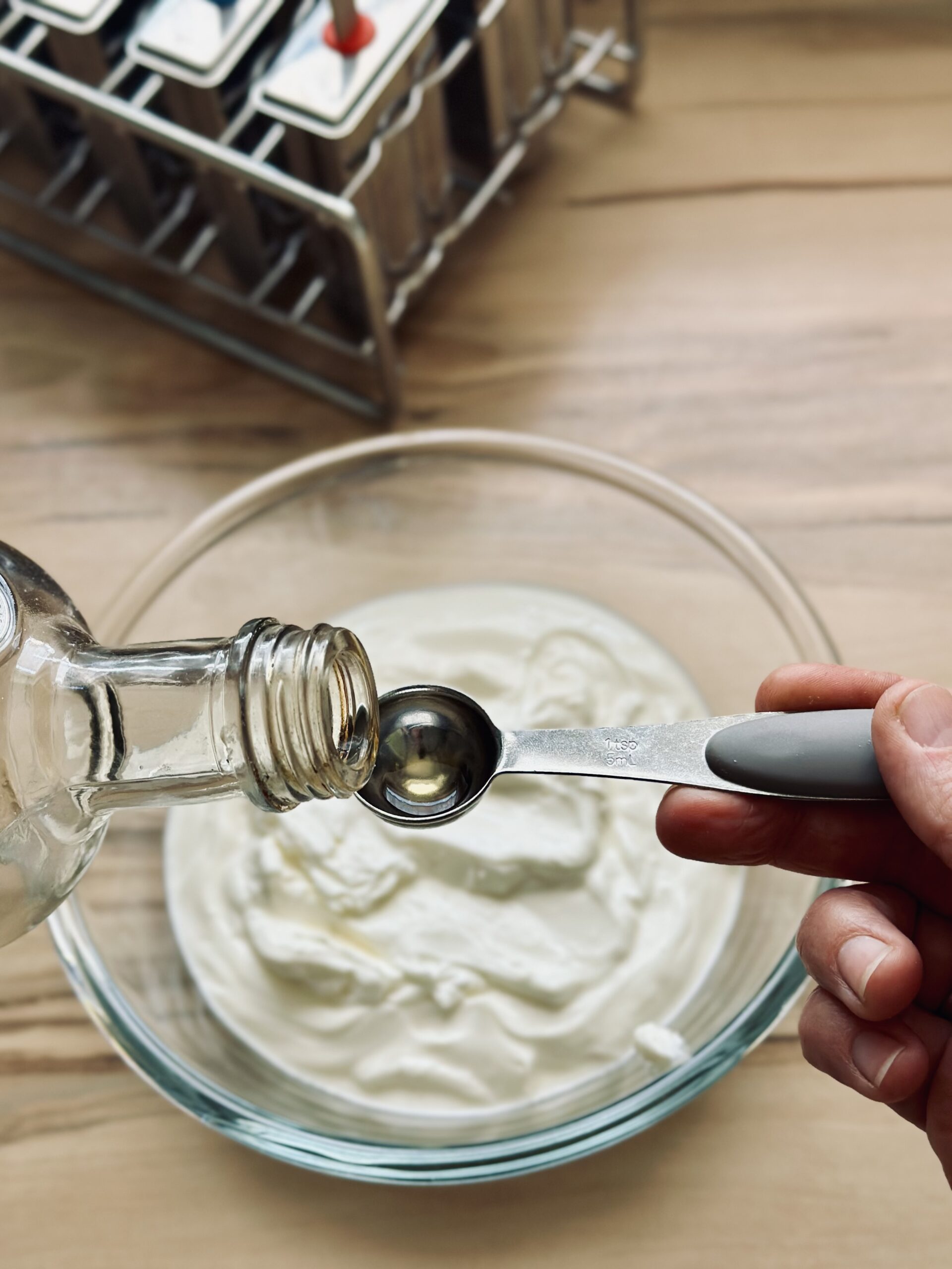 Optional Vanilleextrakt zu dem Joghurt hinzufügen