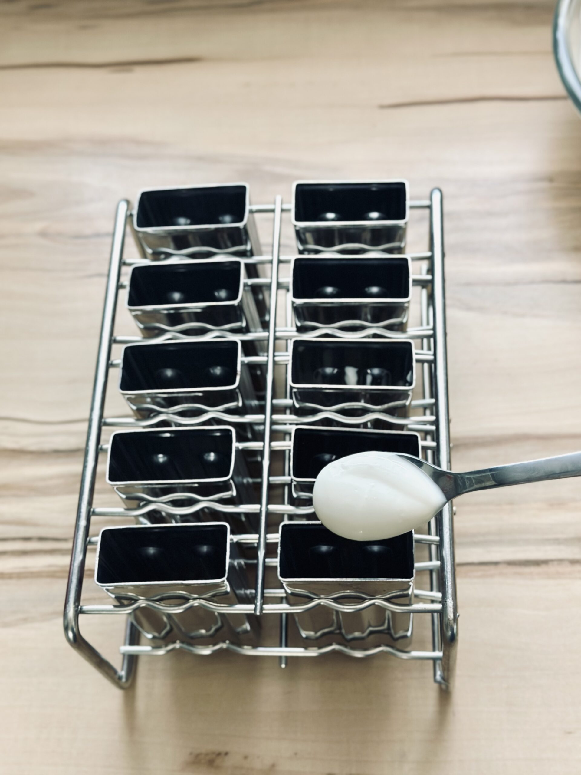 Joghurtmasse in Eisformen geben
