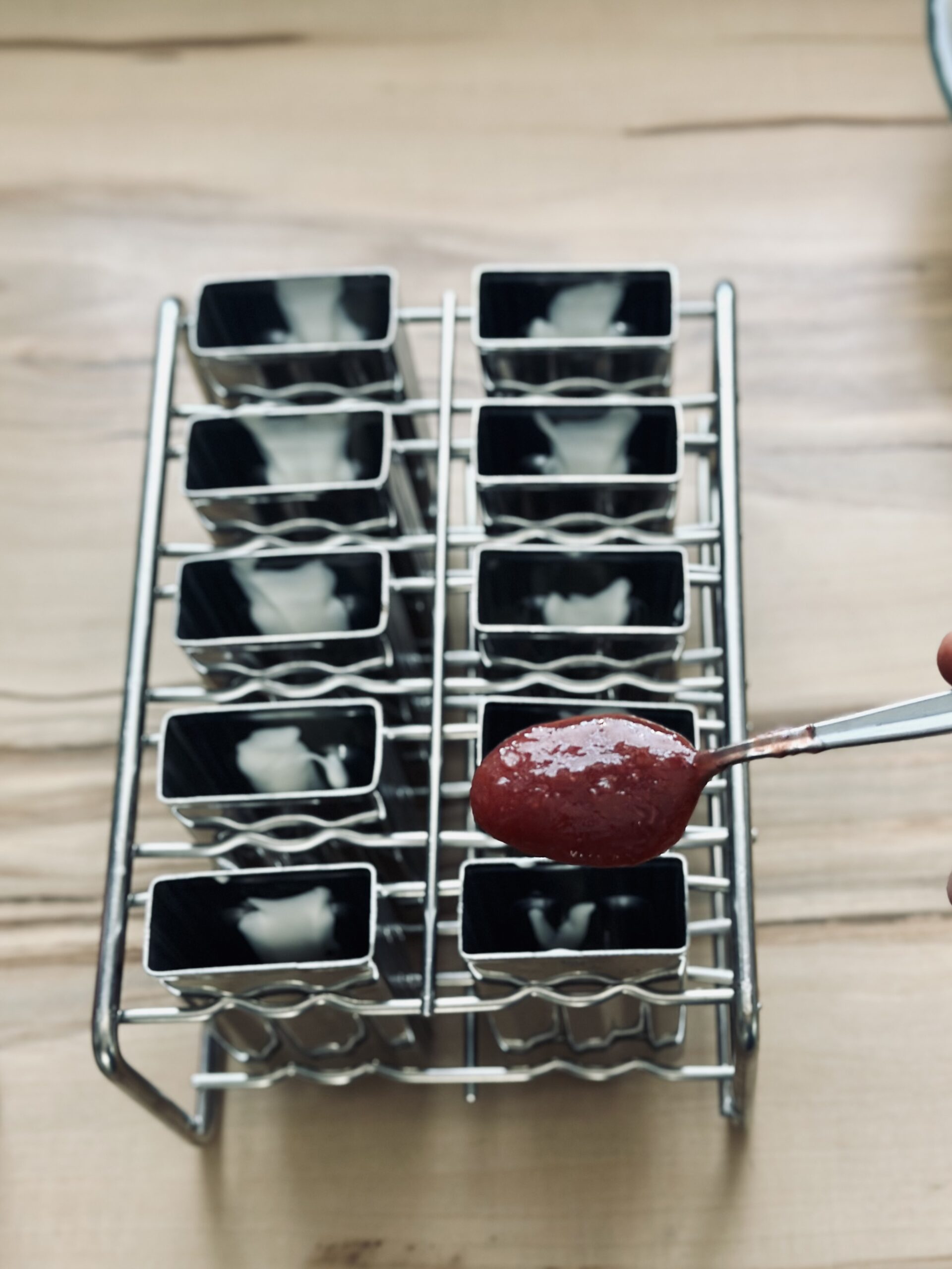 Fruchtmasse hinzufügen und mit Joghurt schichten