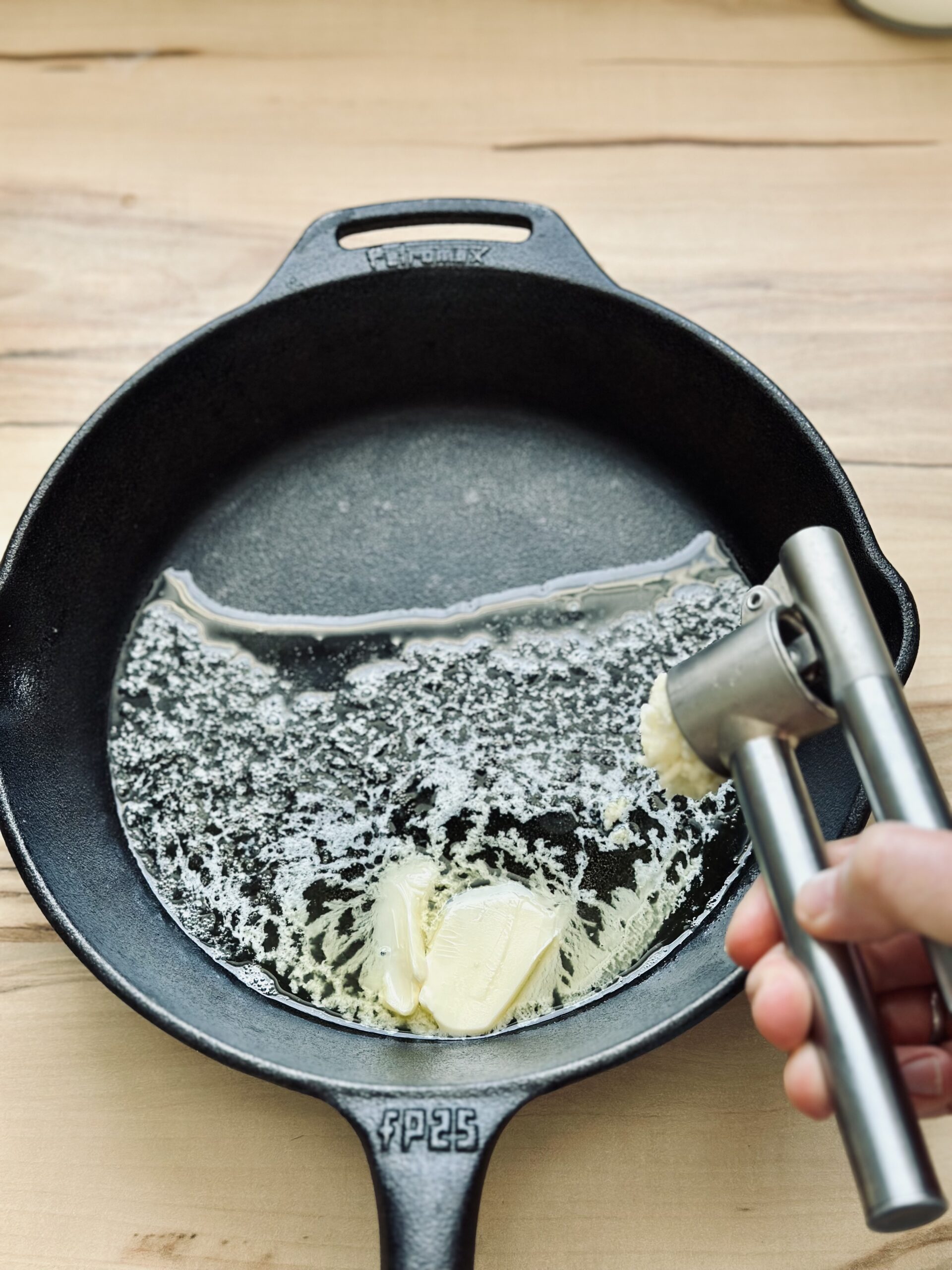 Knoblauch in Butter andünsten