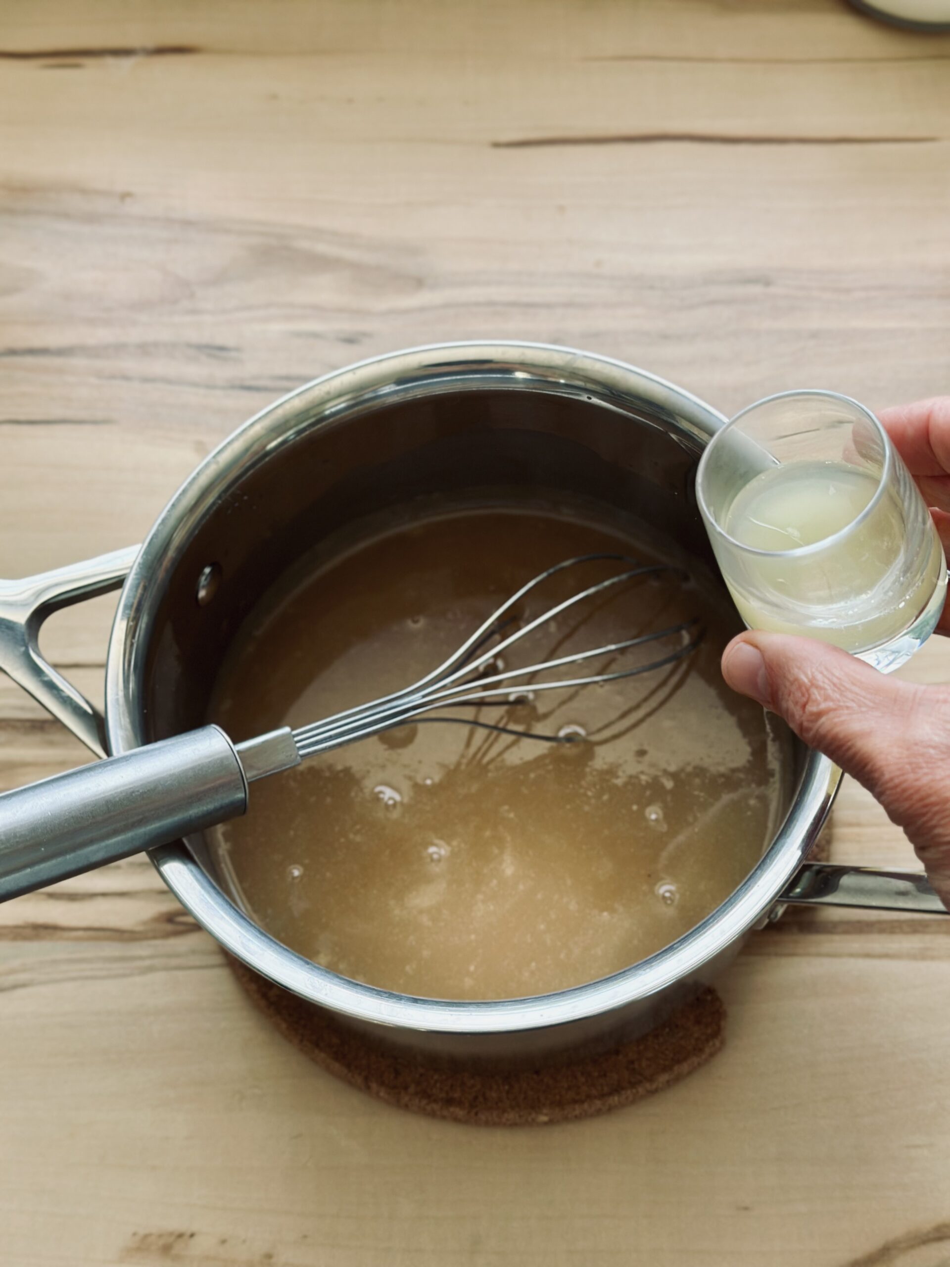 Zitronensaft zu der Brühe hinzufügen