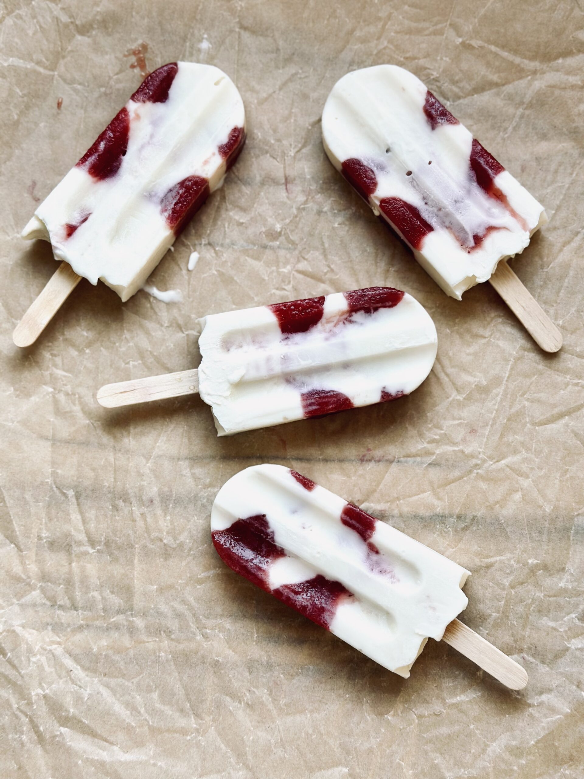 Eis am Stiel mit Joghurt und Früchten