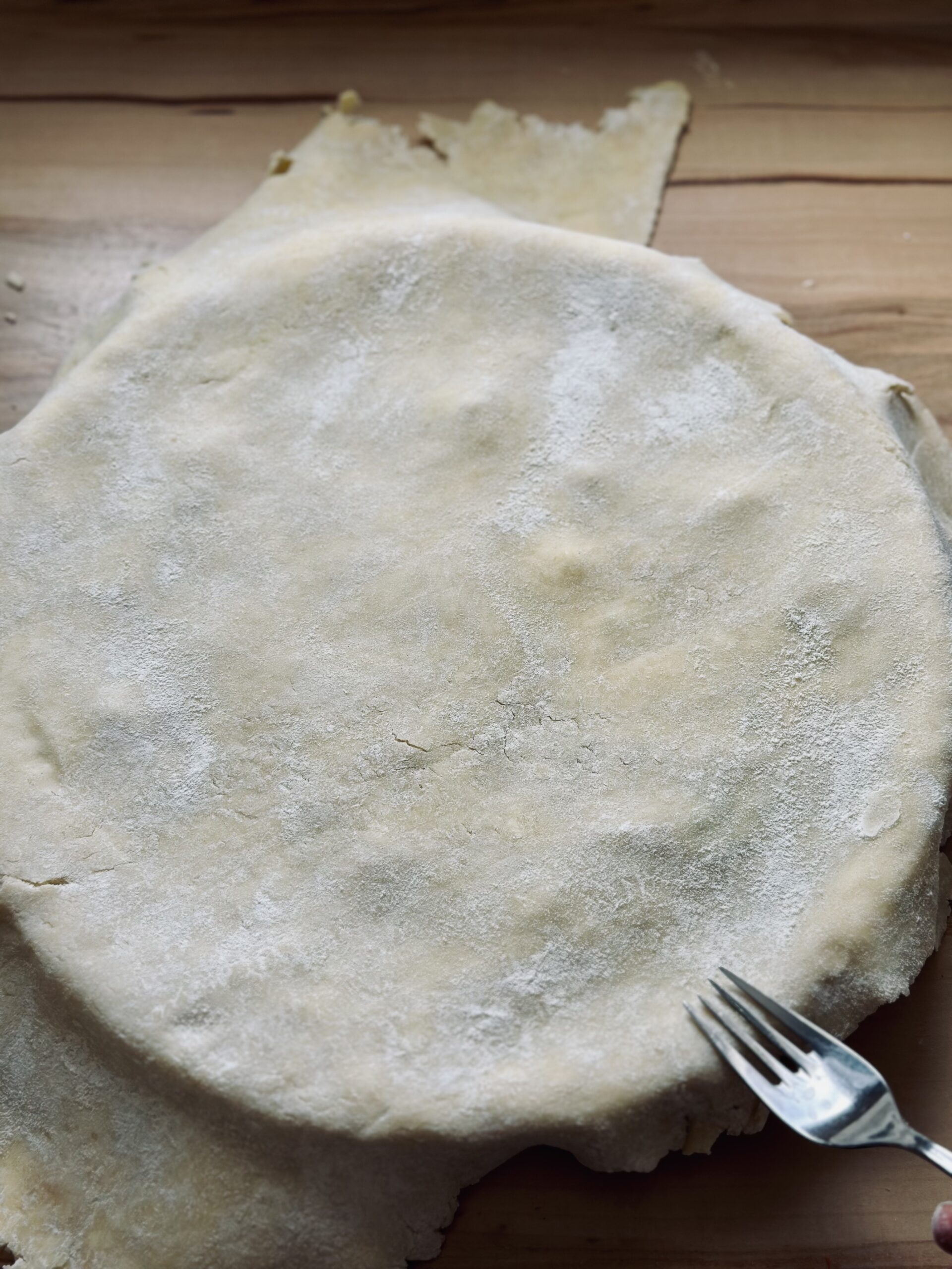 Pie abdecken und mit einer Gabel oder mit den Fingern festdrücken