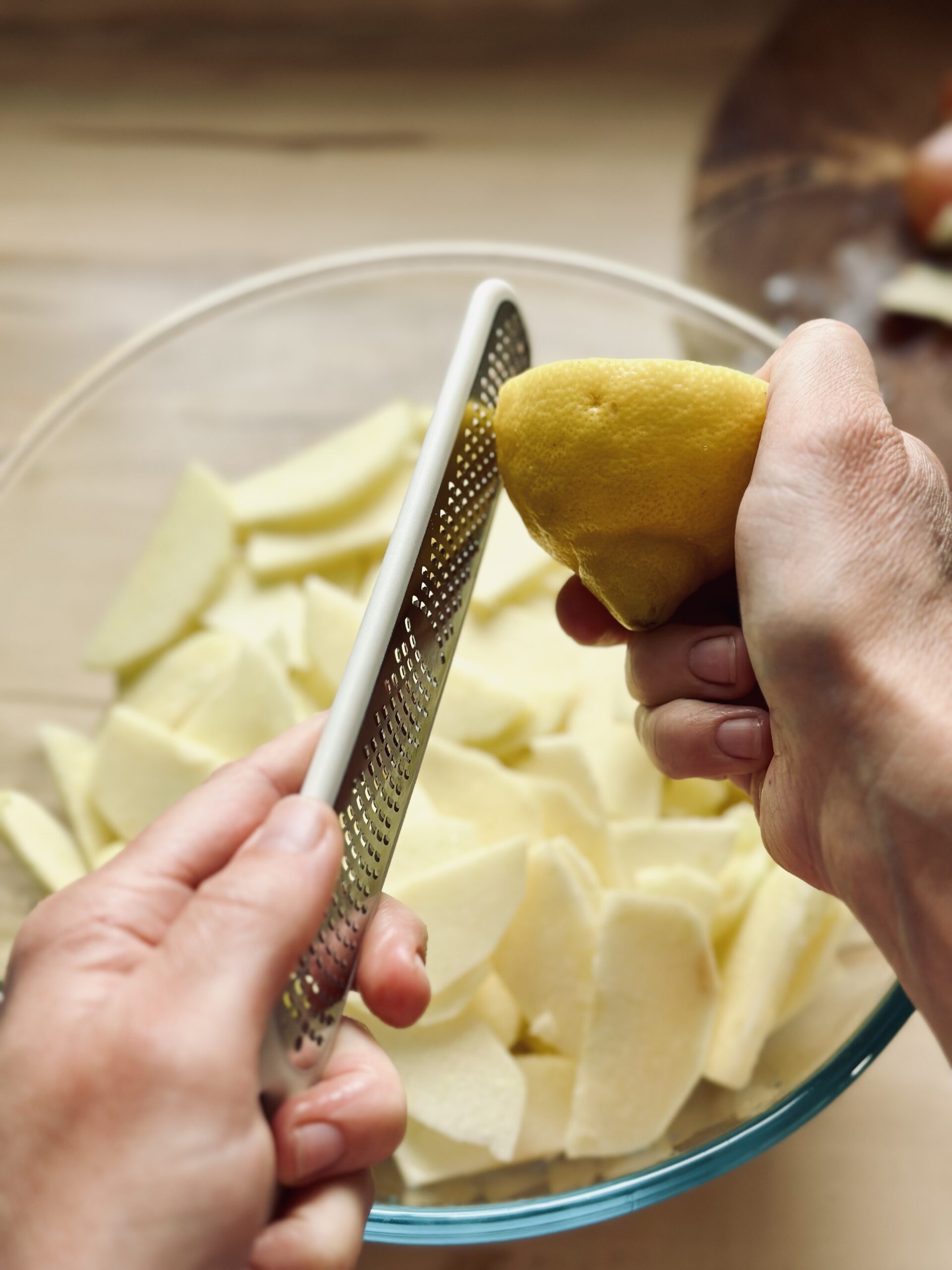 Etwas Zitronenschale hinzufügen