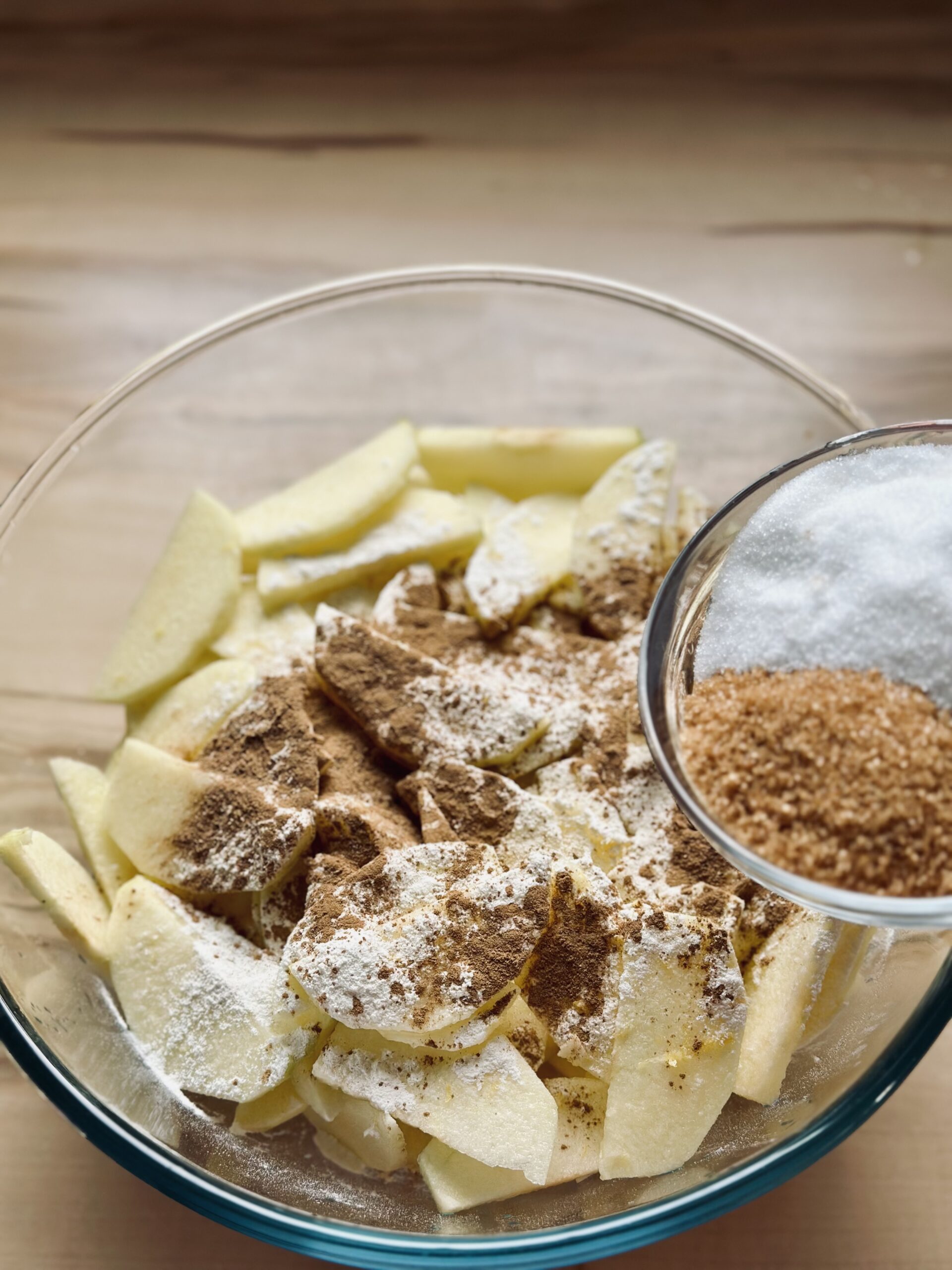 Zucker und braunen Zucker zu den Äpfeln geben