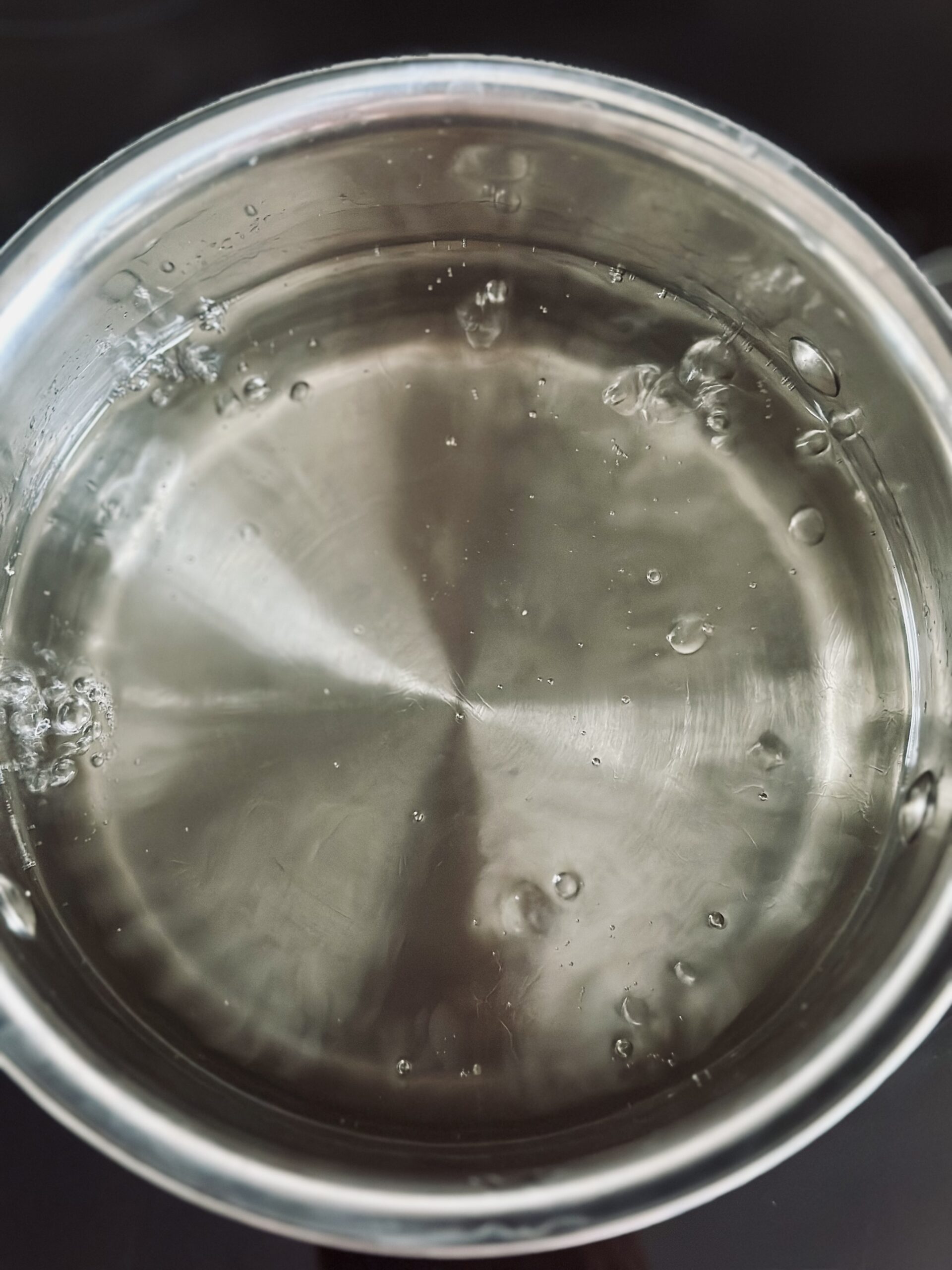 Zucker und Wasser kochen