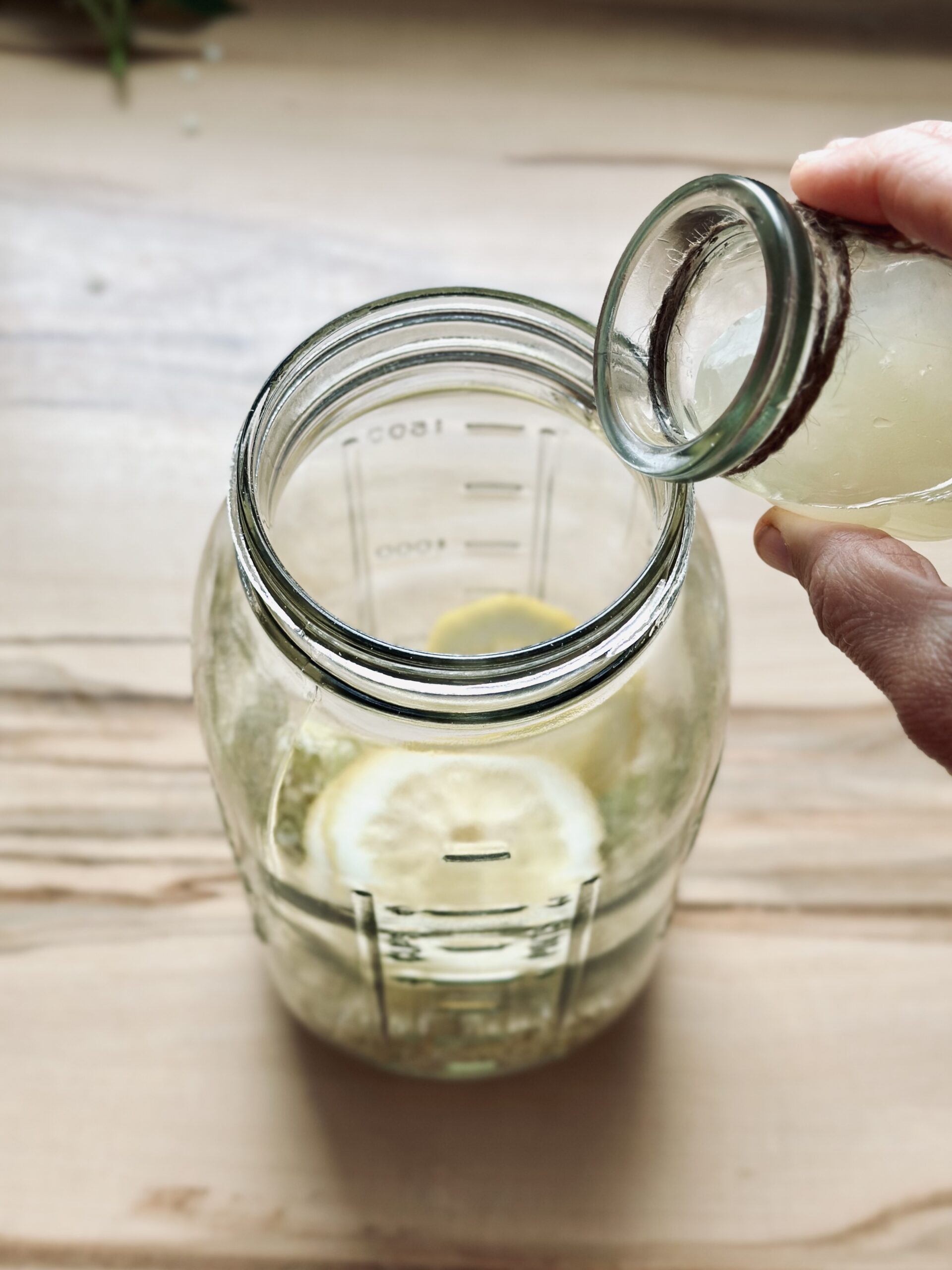 Zitronensaft hinzufügen sowie ggf. Zitronensäure