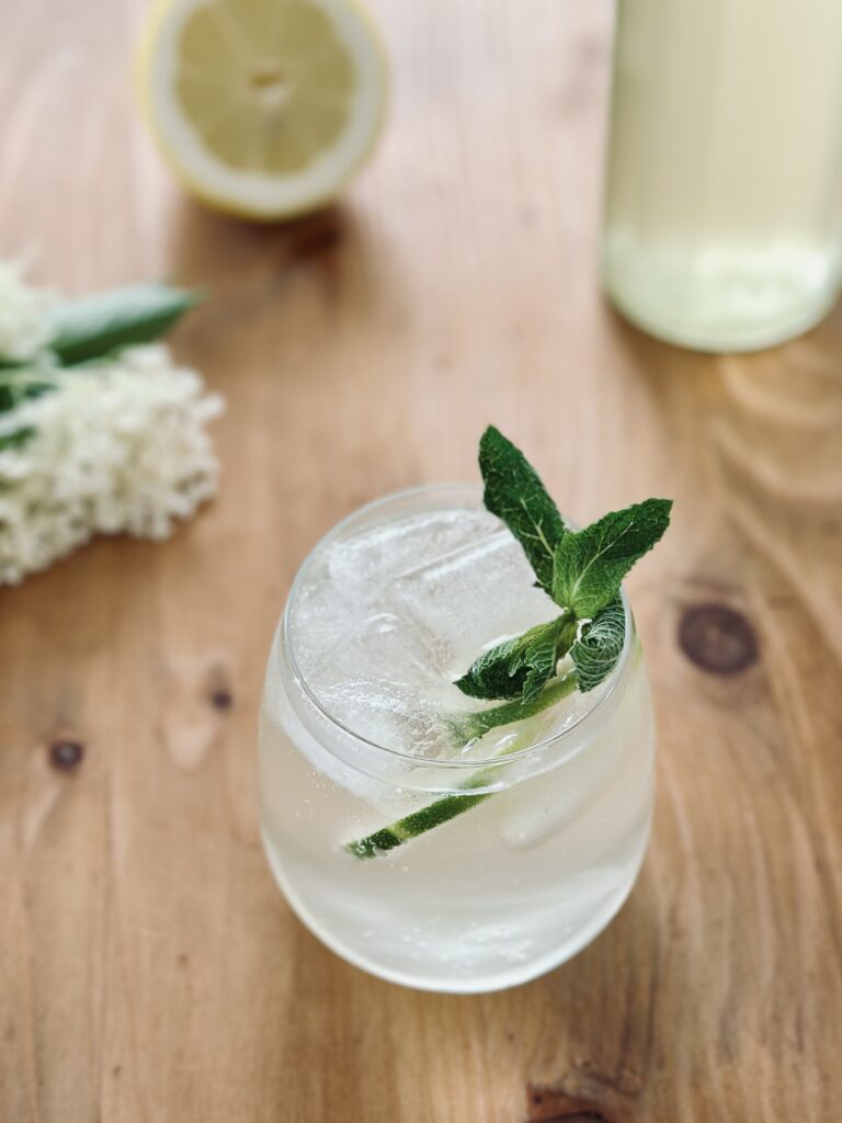 Leckere Holunderblütenlimonade