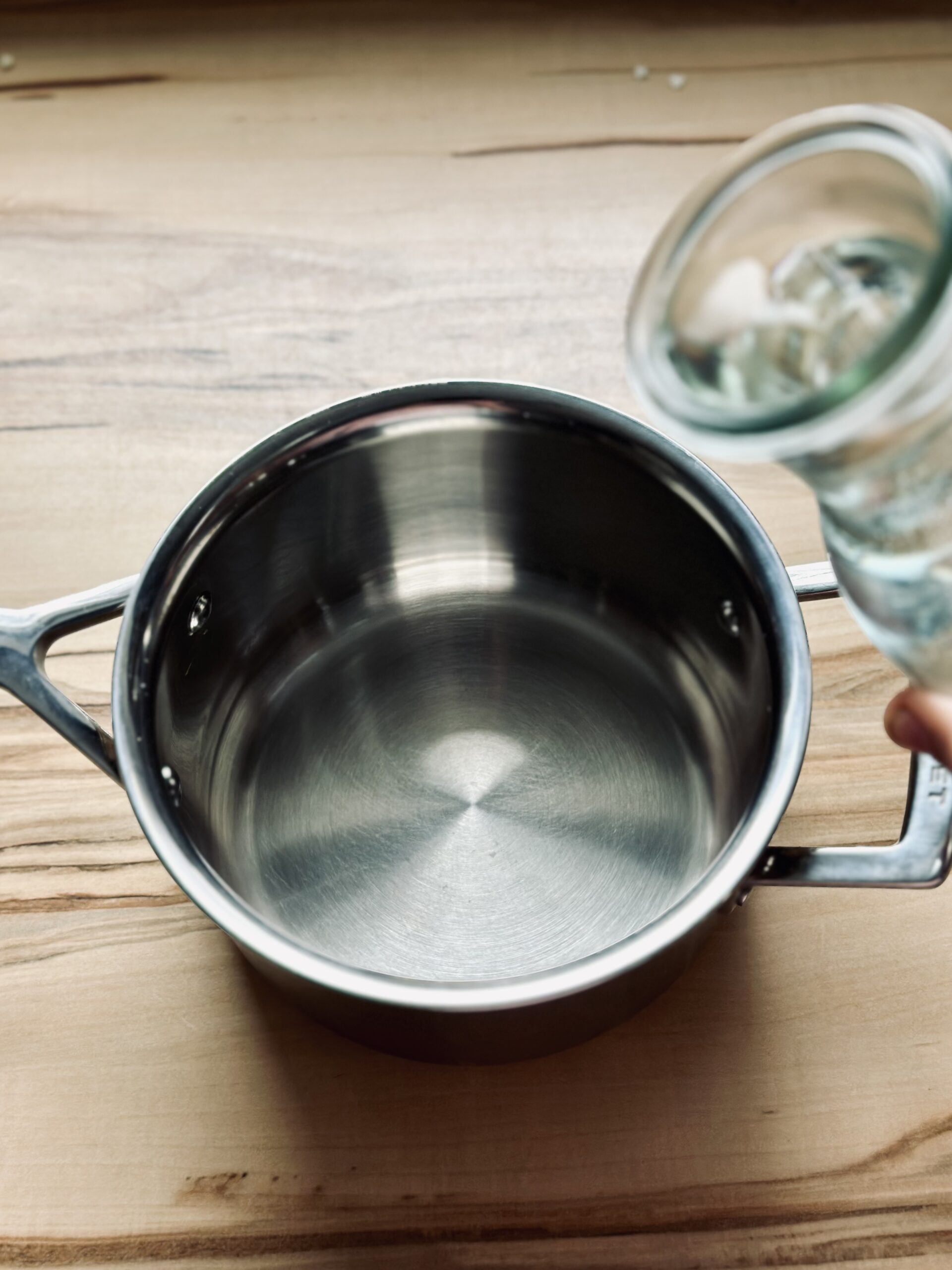 Wasser in einen Topf geben