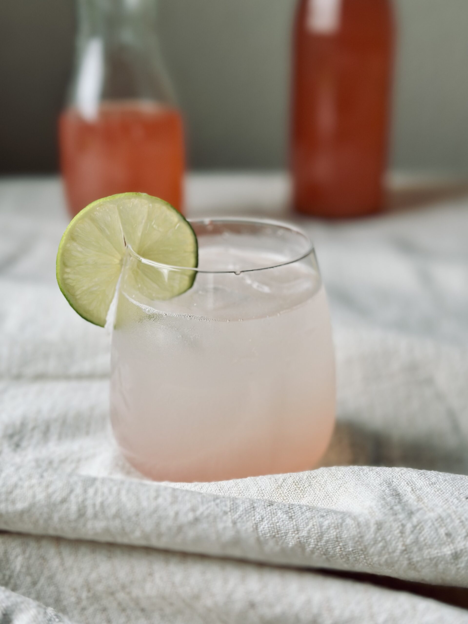 Leckere Rharberlimonade mit Rhabarbersirup