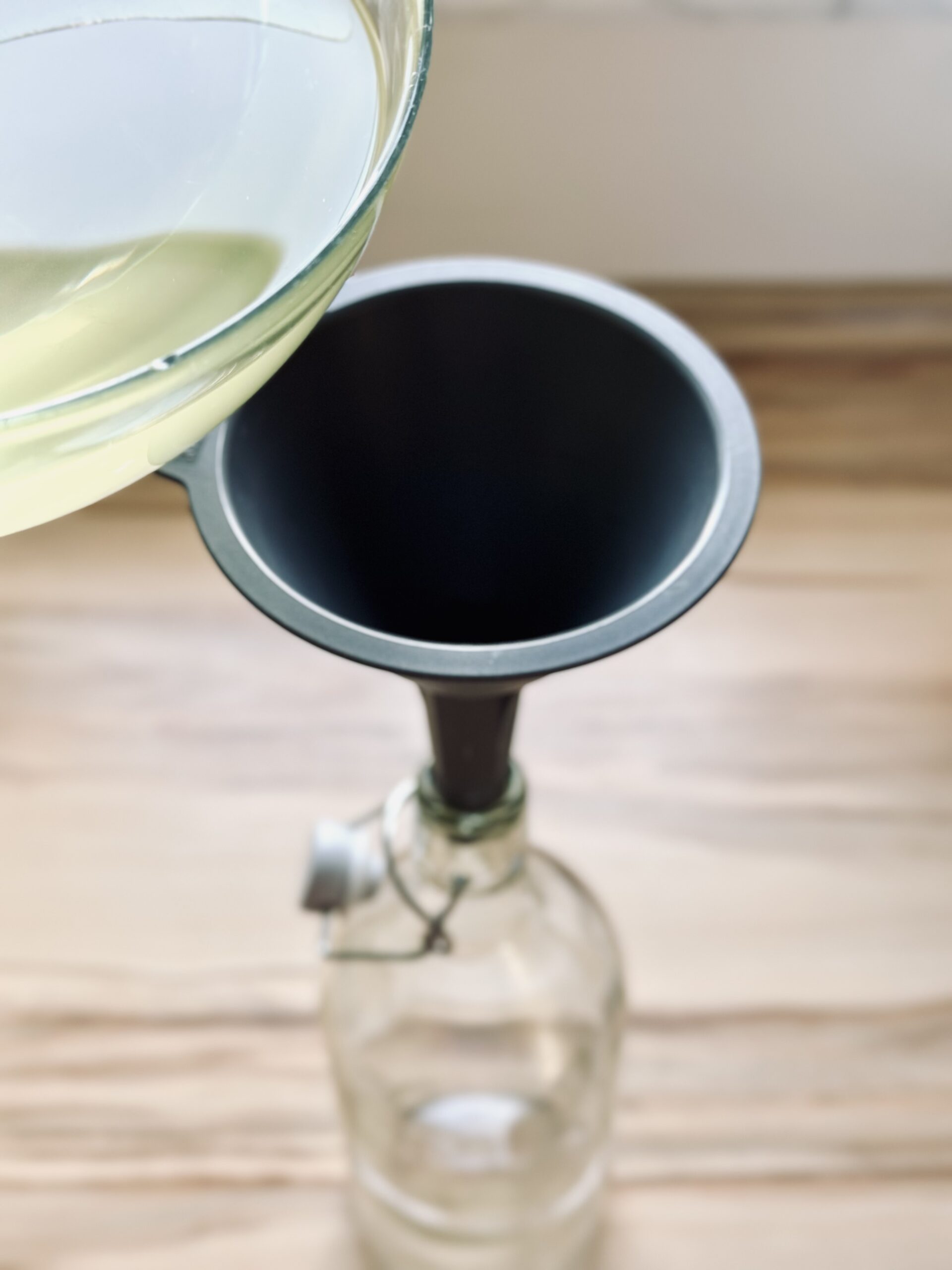 Holunderblütensirup abfüllen