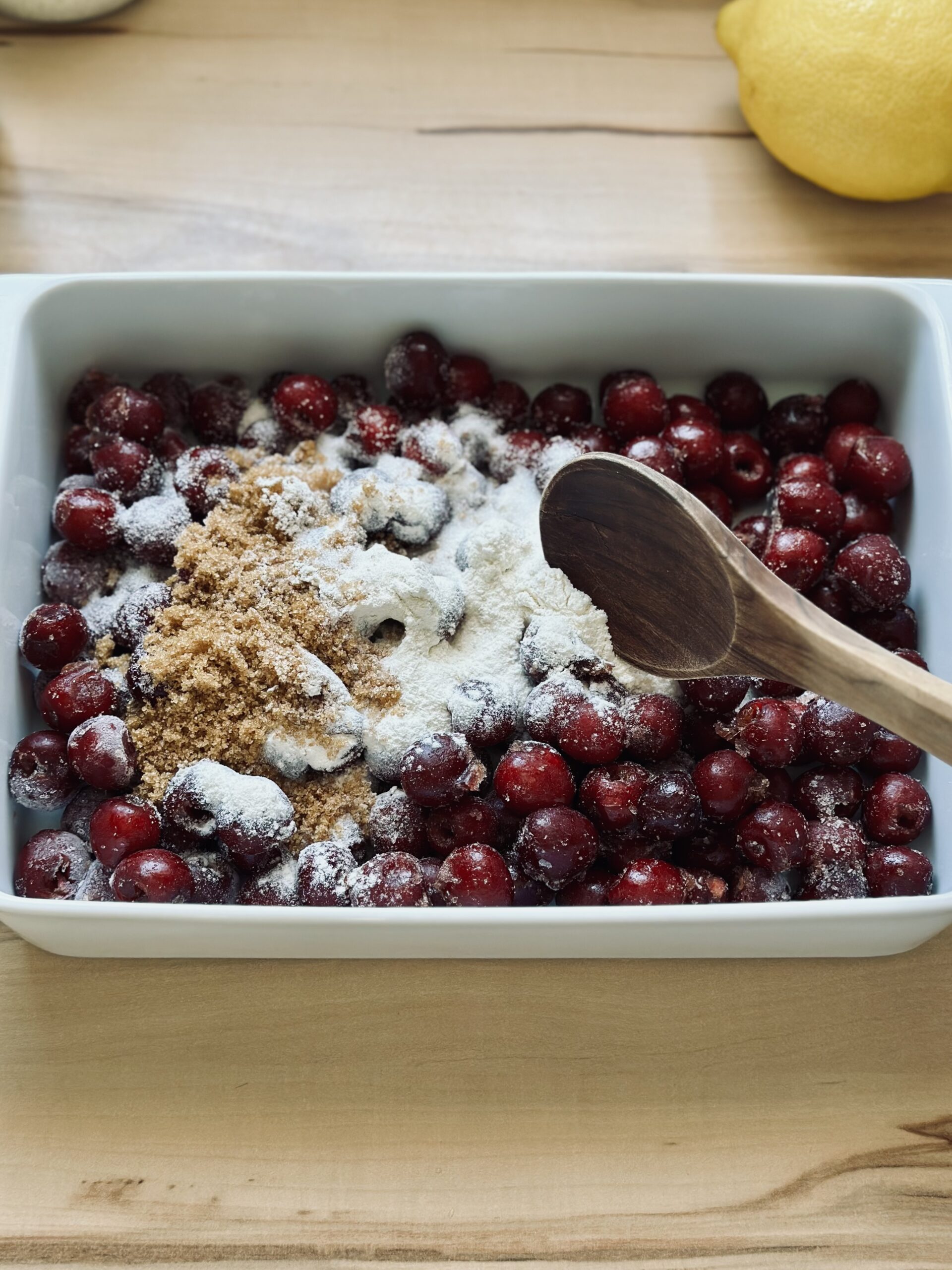 Mehl und Zucker gut mit den Kirschen vermischen