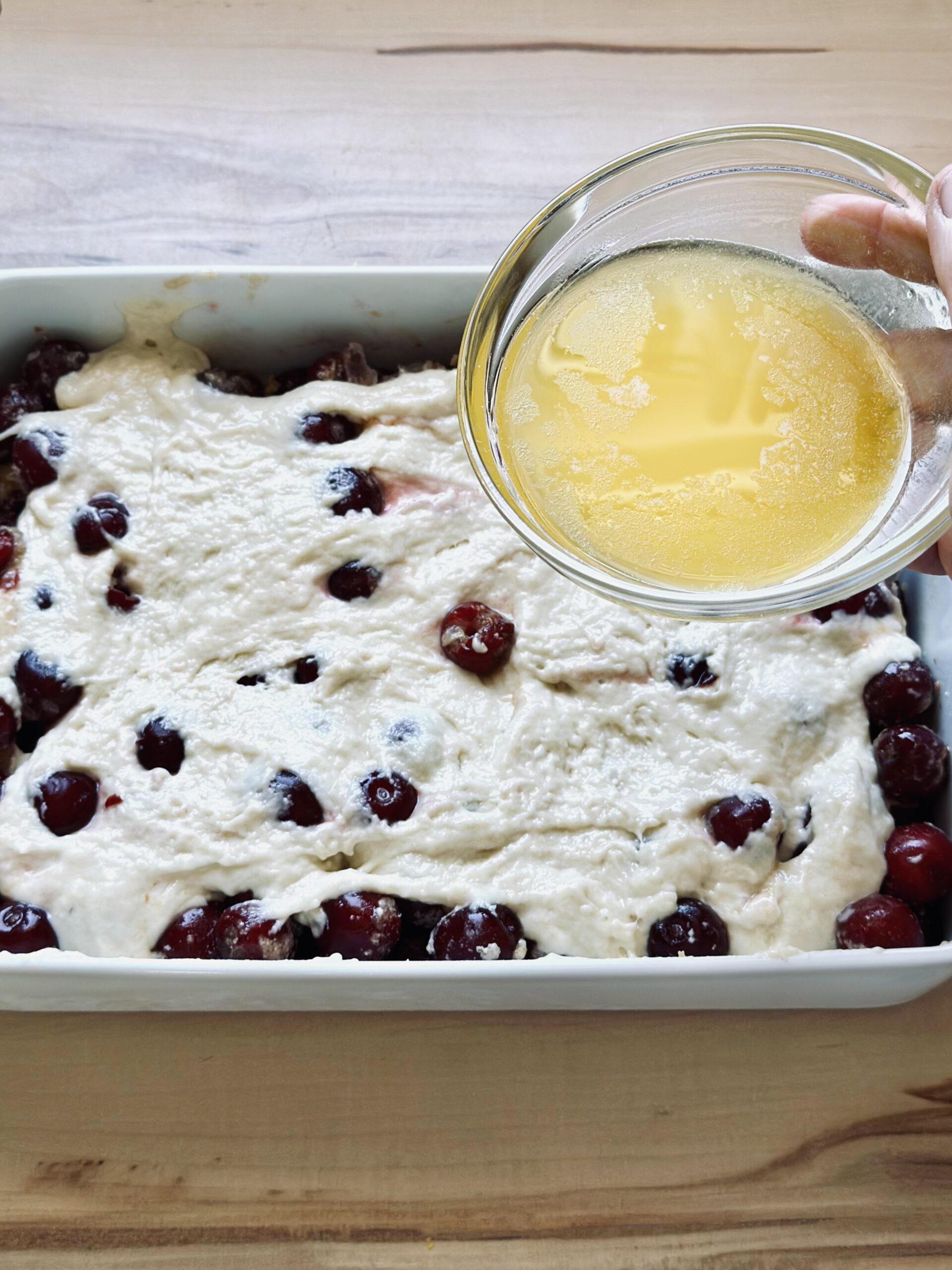 Butter über den Sauerteig Kirsch Cobbler verteilen