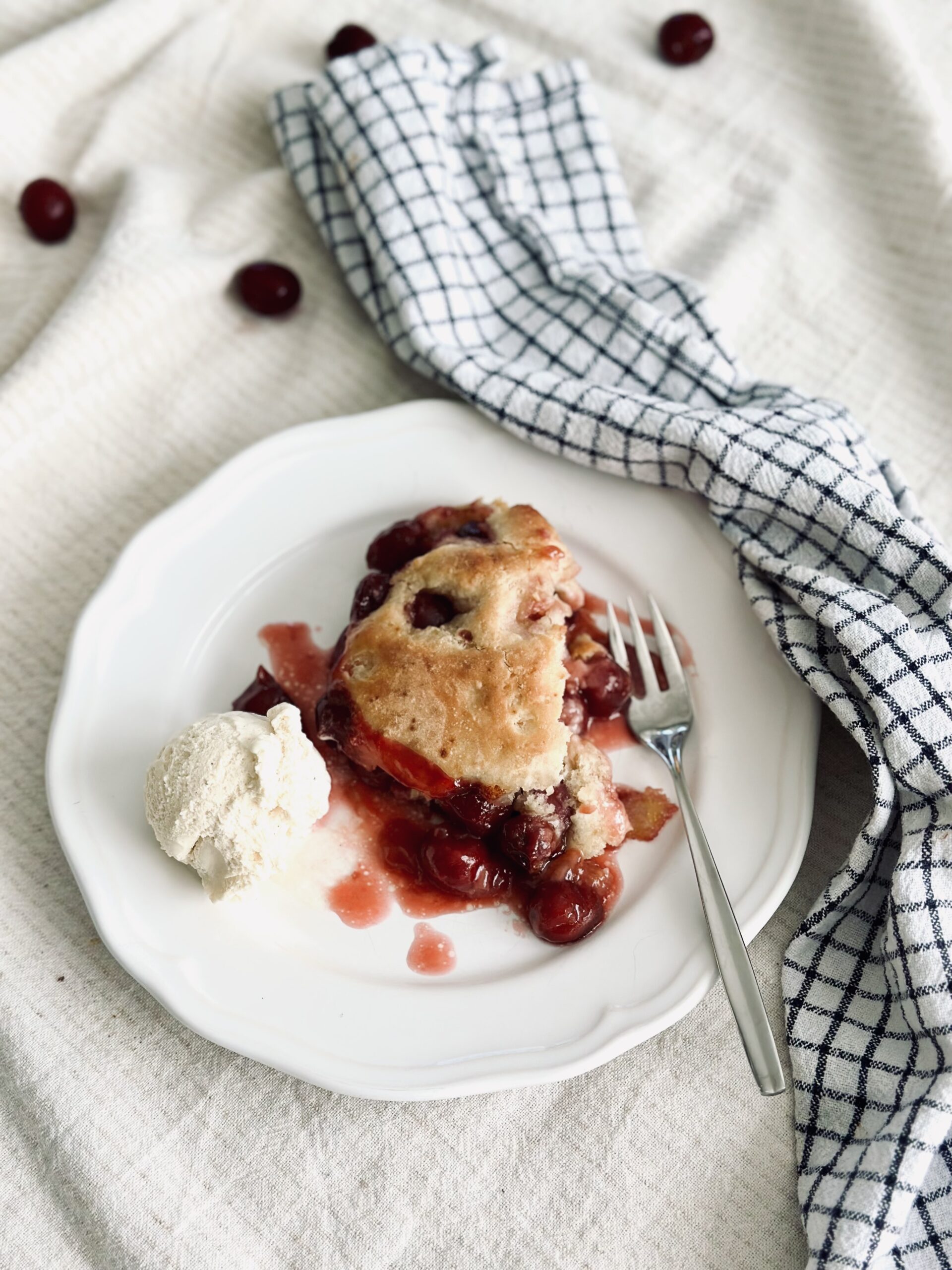 Sauerteig Kirsch Cobbler mit Vanille Eis