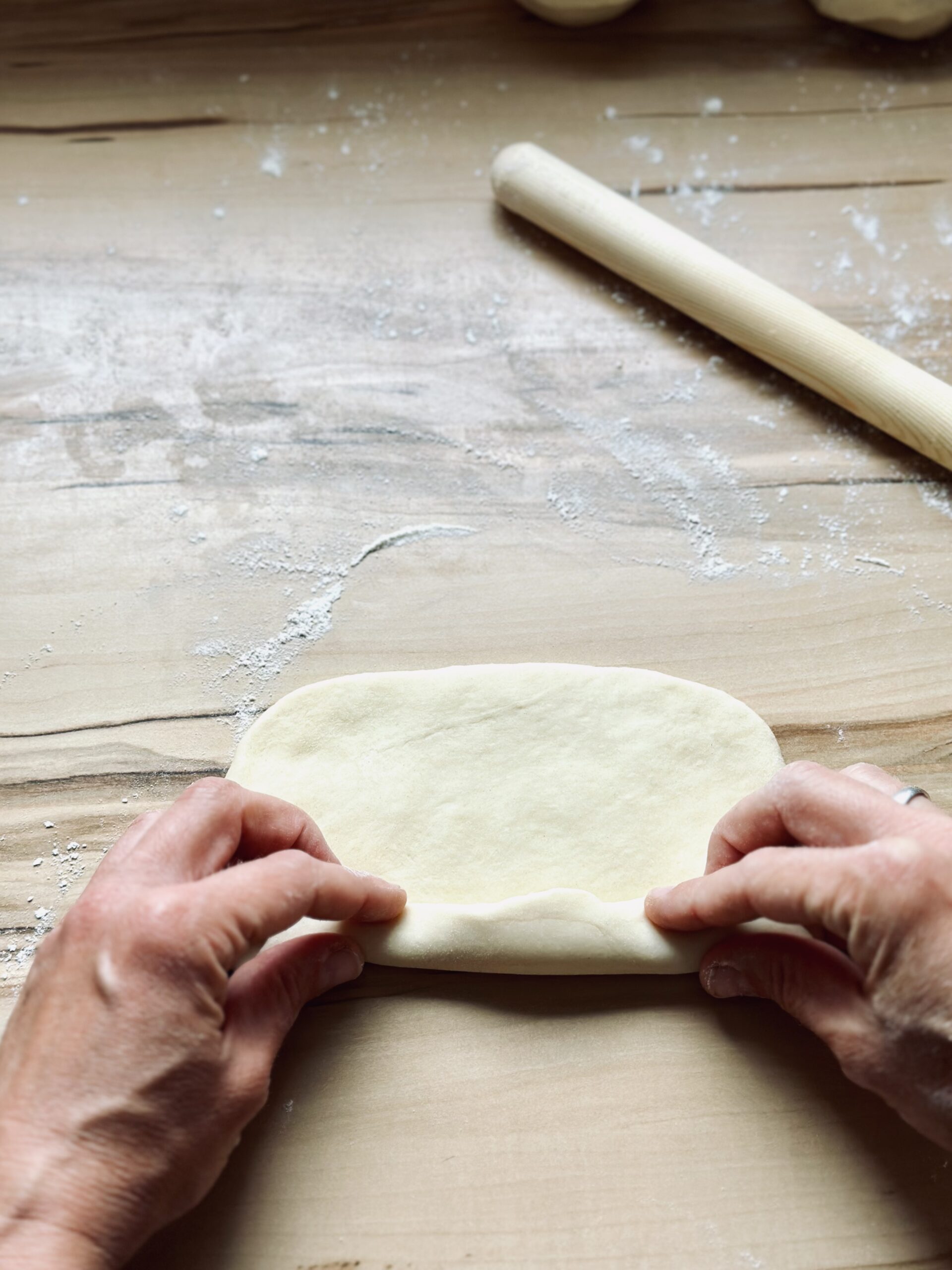 Teiglinge aufrollen zu Hot Dog Brötchen