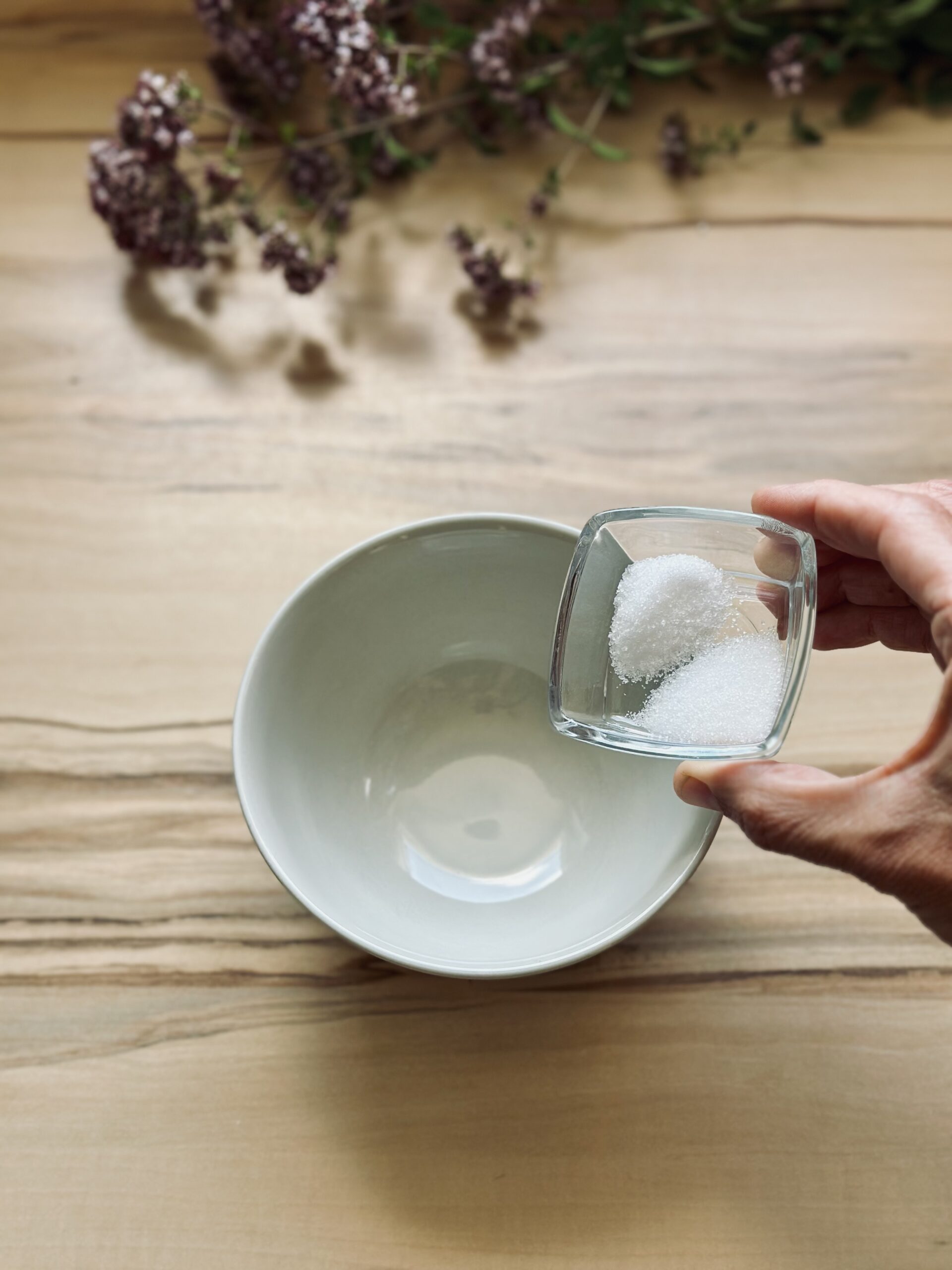 Salz und Zucker in eine kleine Schale geben