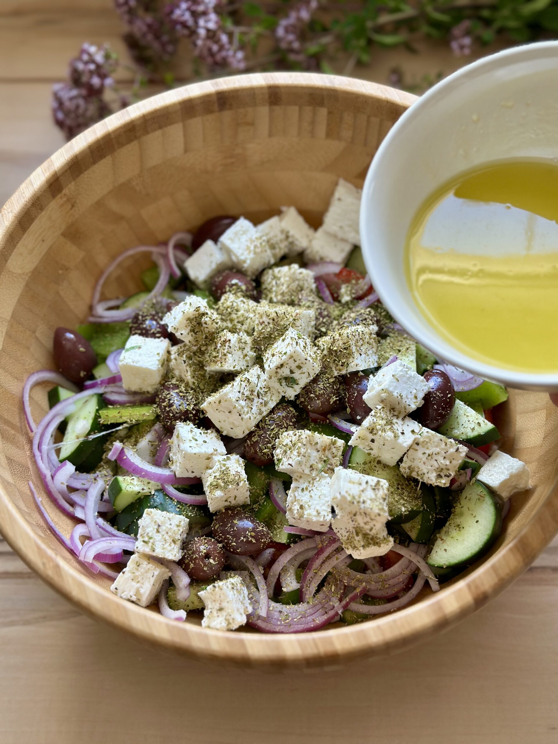 Salatsoße über den Salat geben