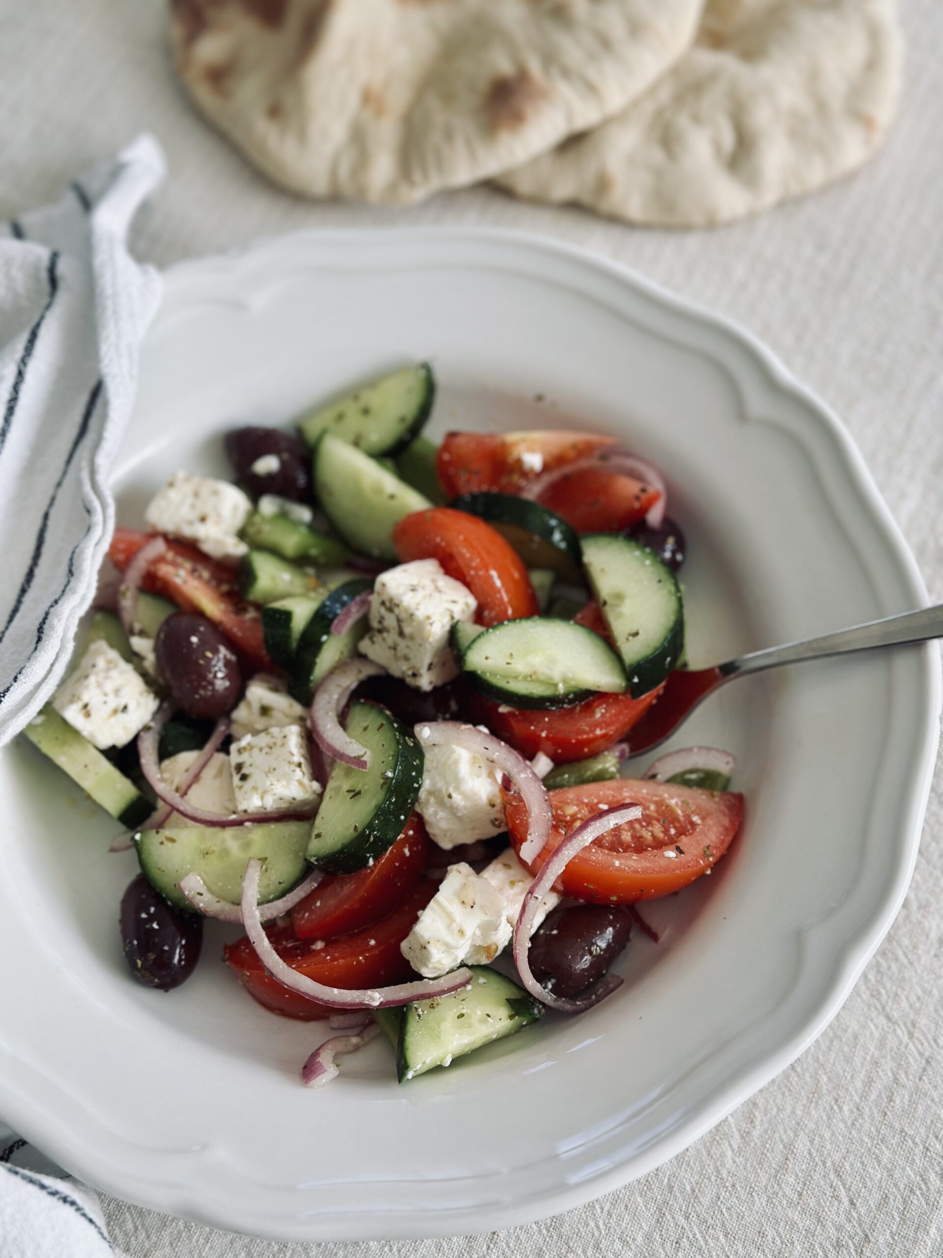 Griechischer Salat mit frischem Pitabrot
