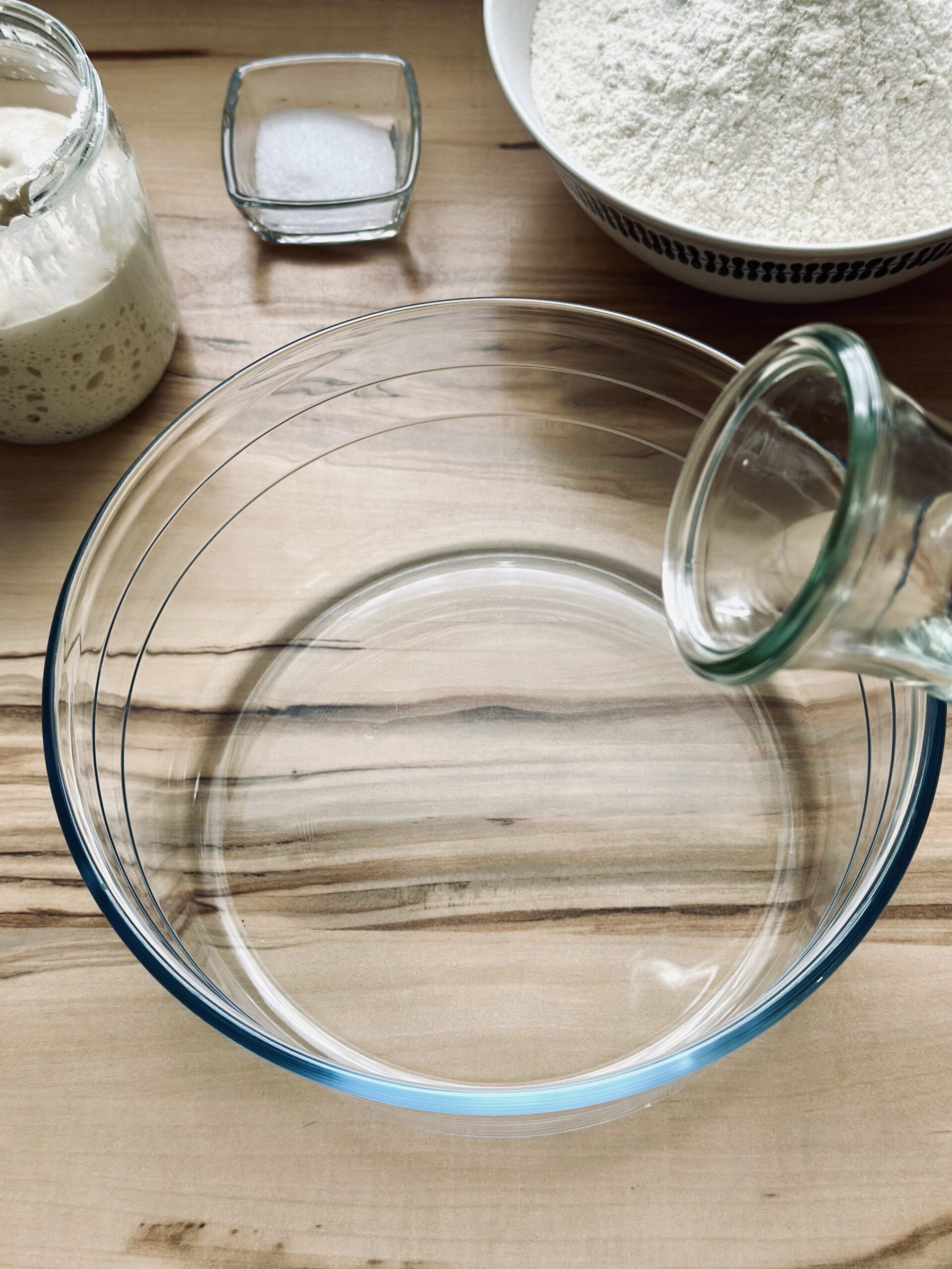 Wasser in eine Schüssel leeren