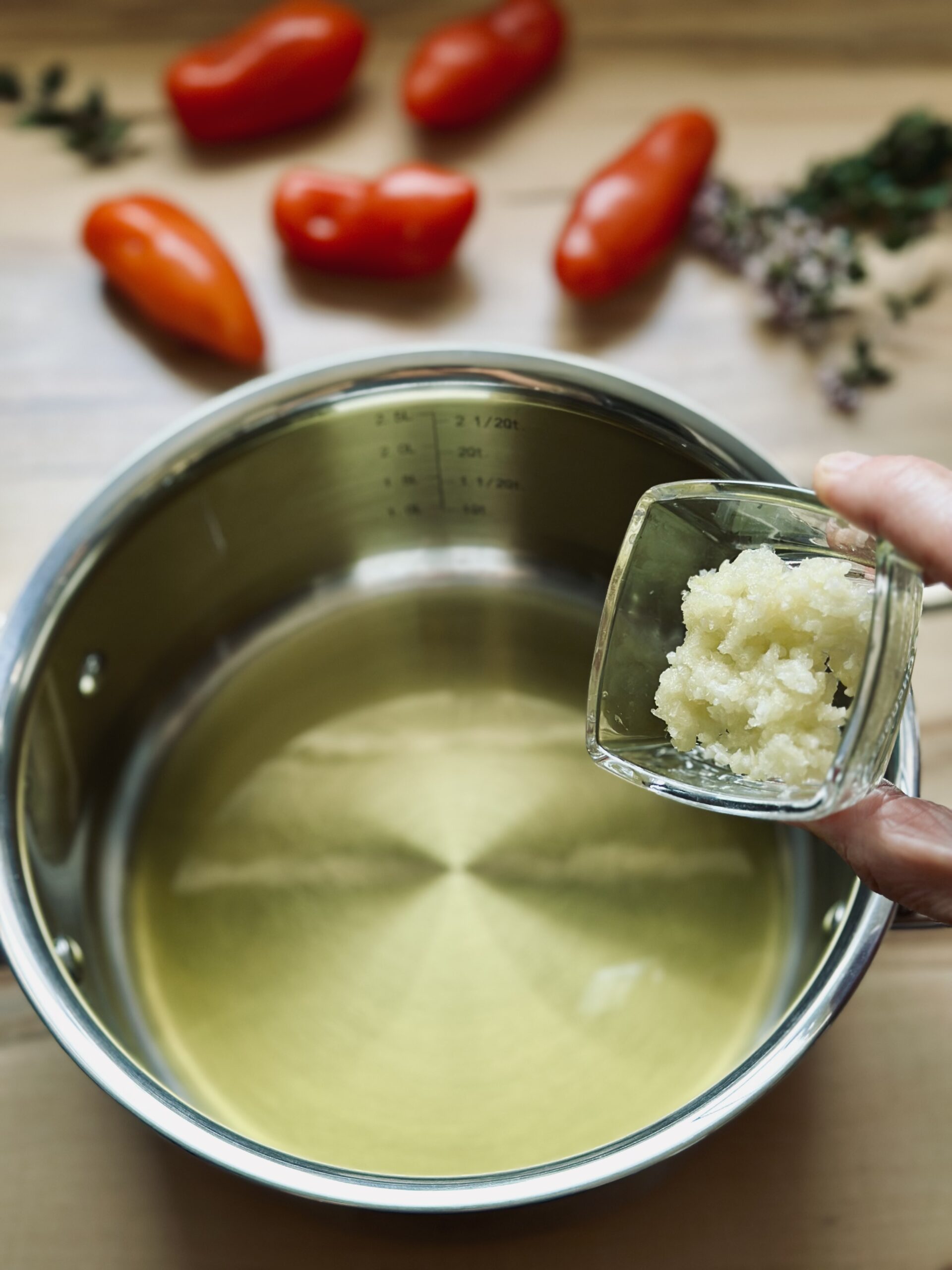 Knoblauch in das Olivenöl geben