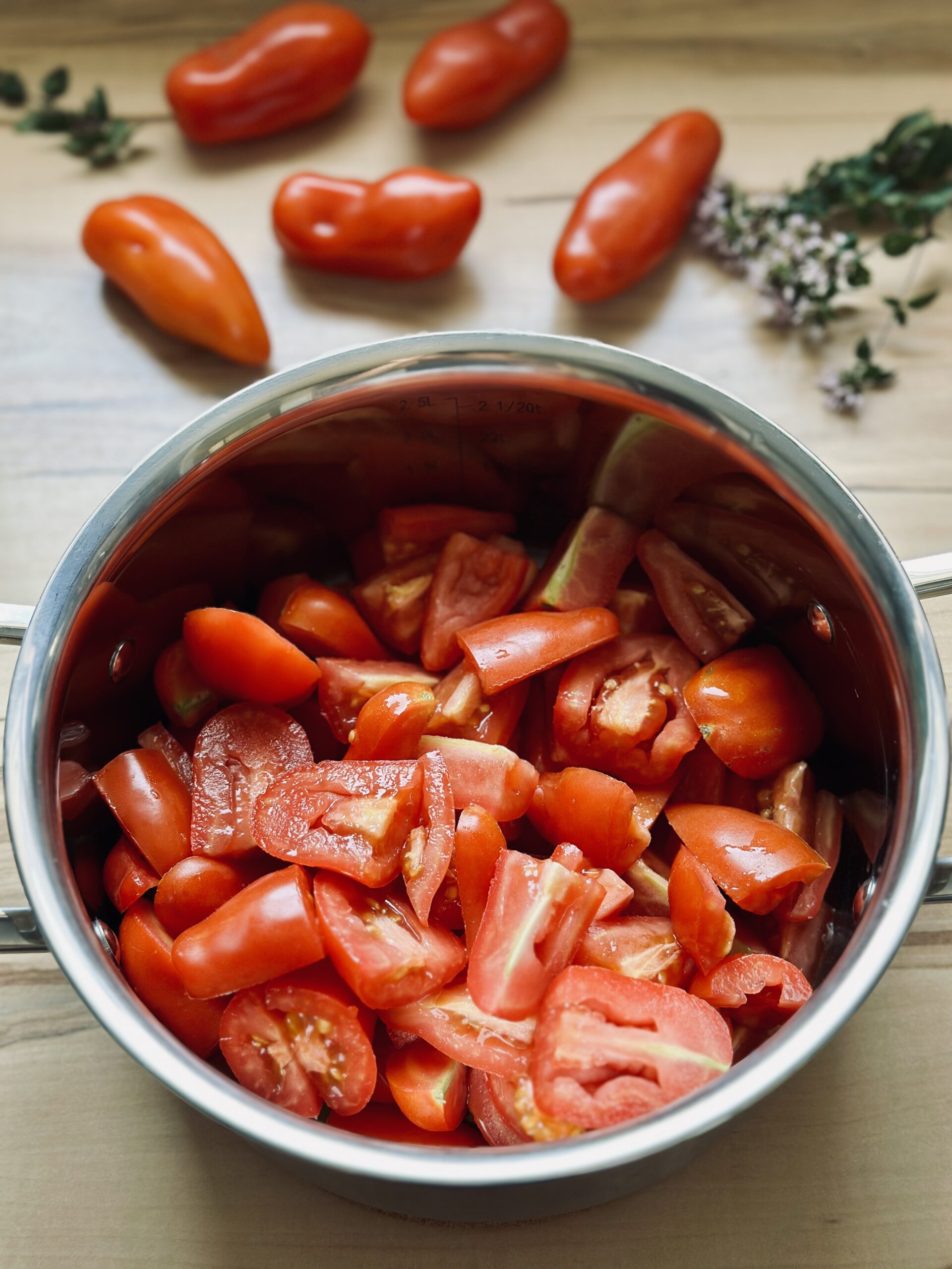 Tomaten mit dem Knoblauch vermischen