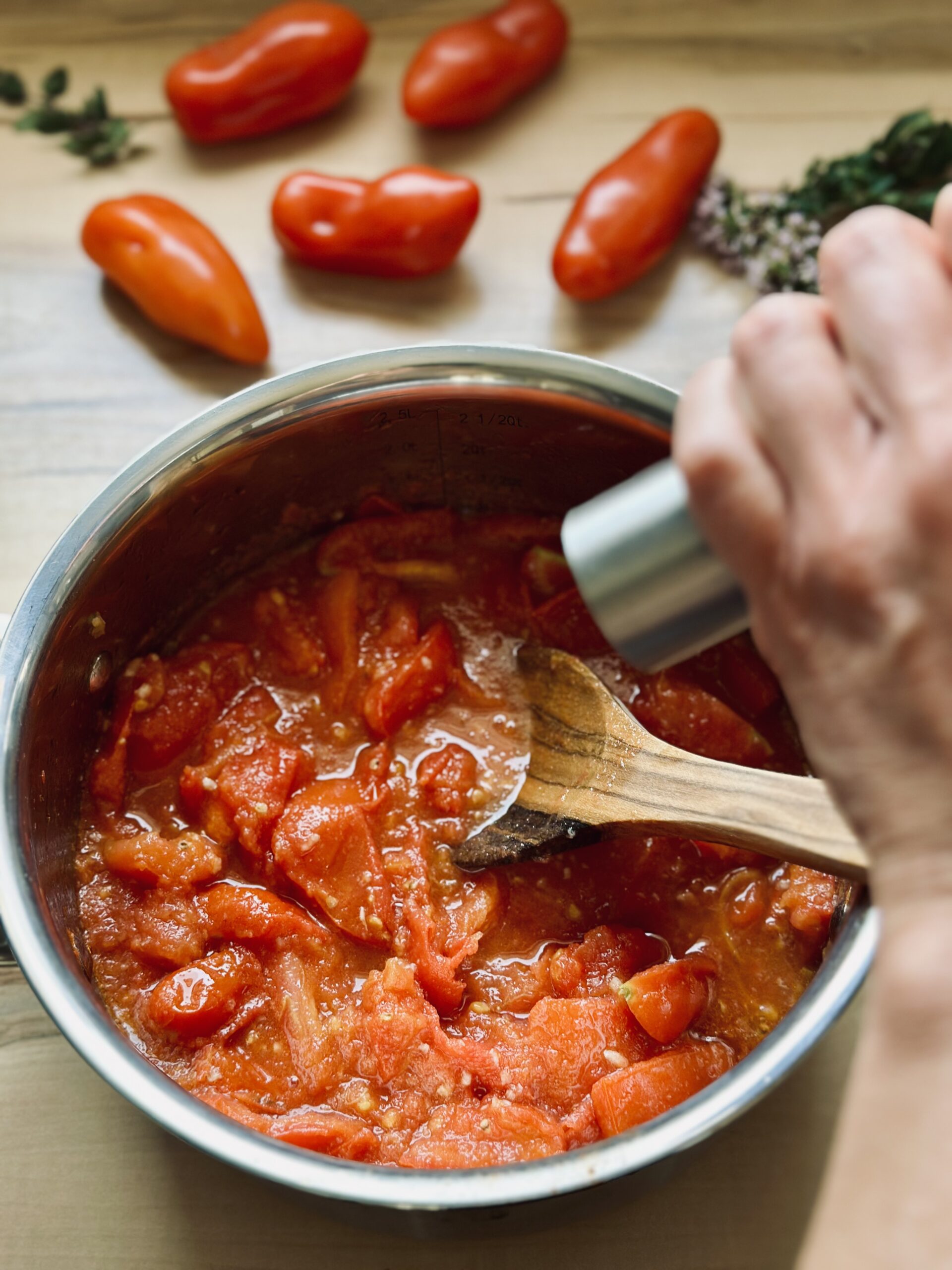 Tomaten runter kochen lassen und mit Pfeffer würzen