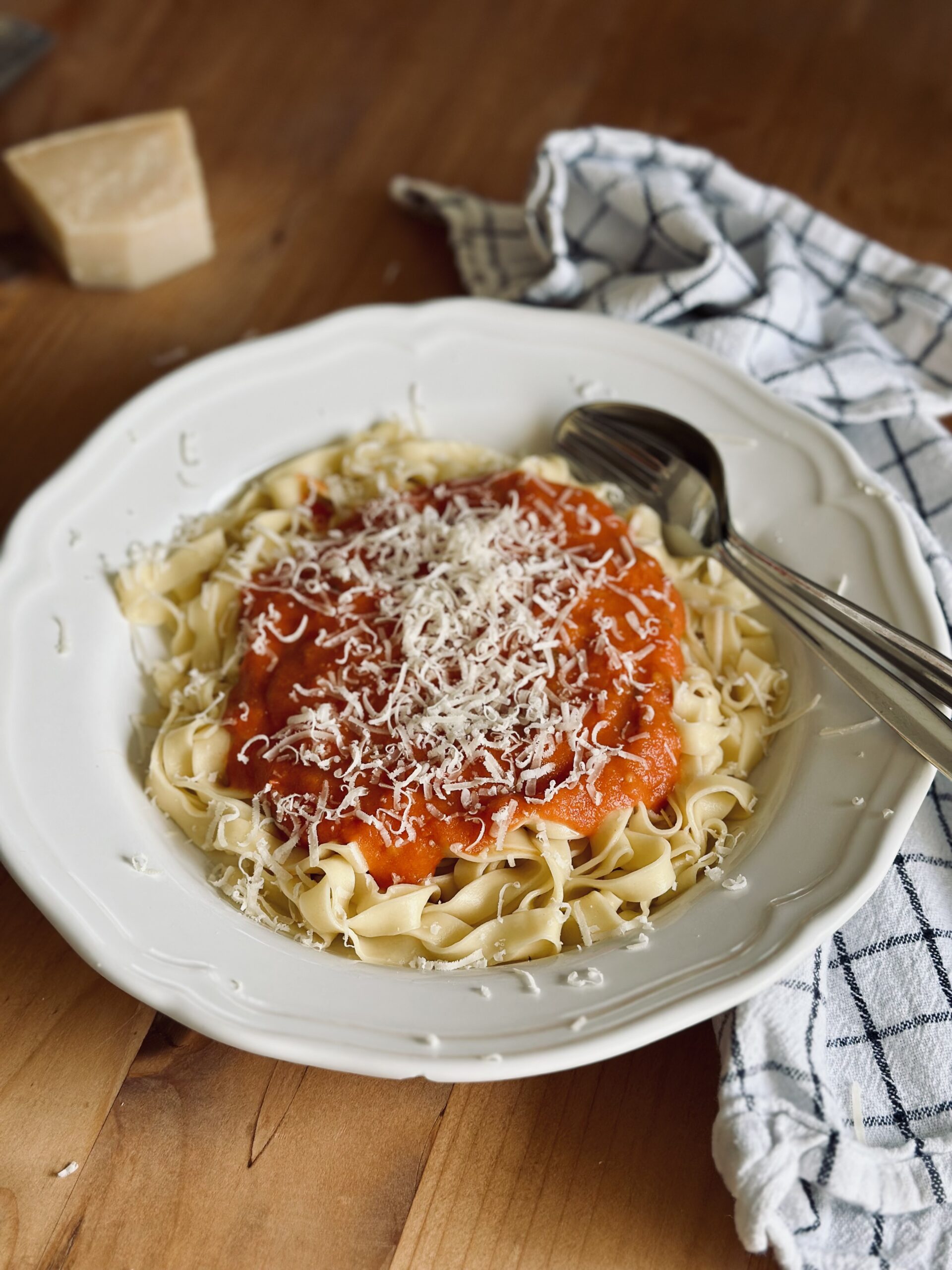Leckere schnelle Tomatensoße mit frischer Pasta