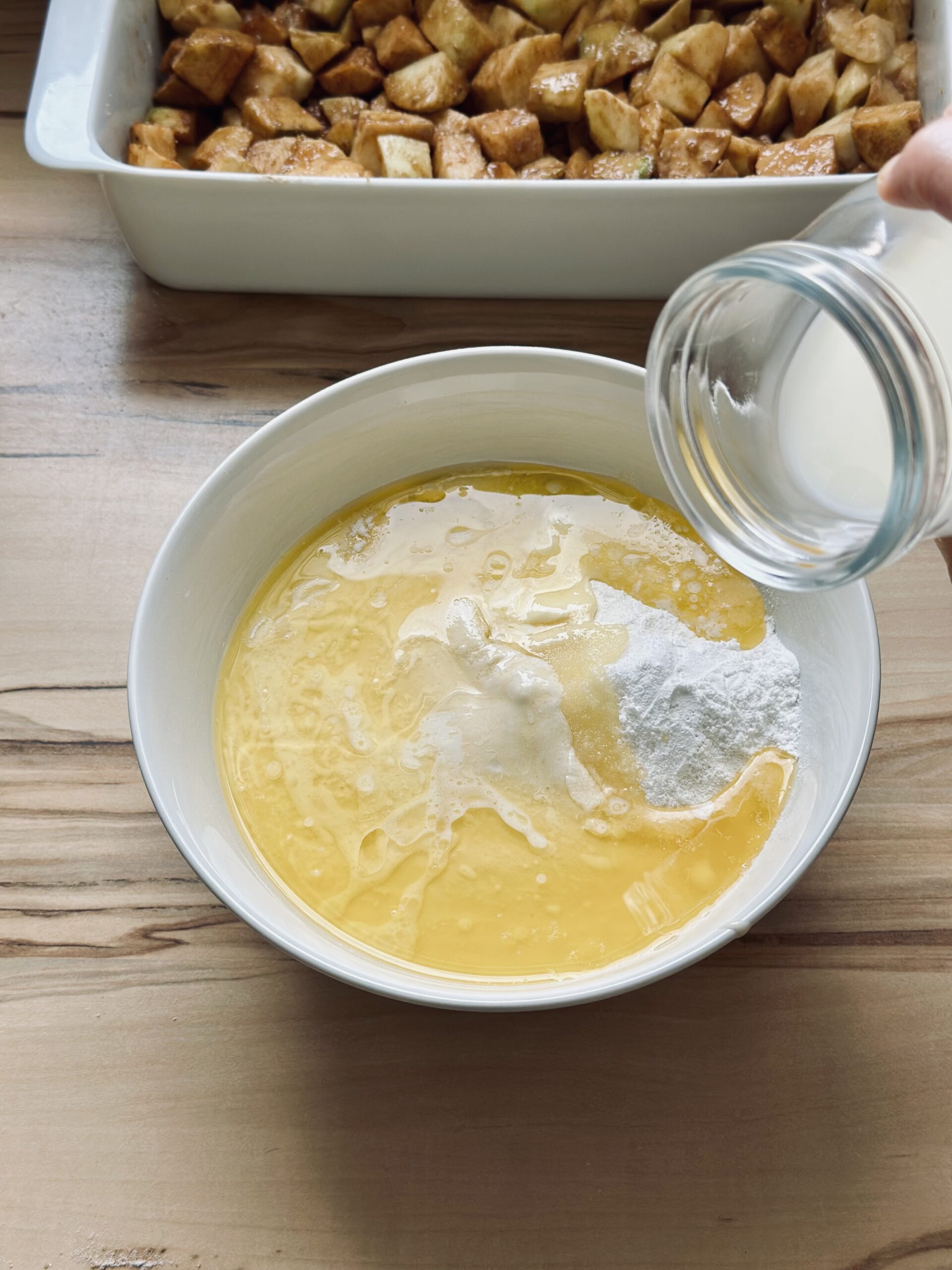 Milch in den Teig geben
