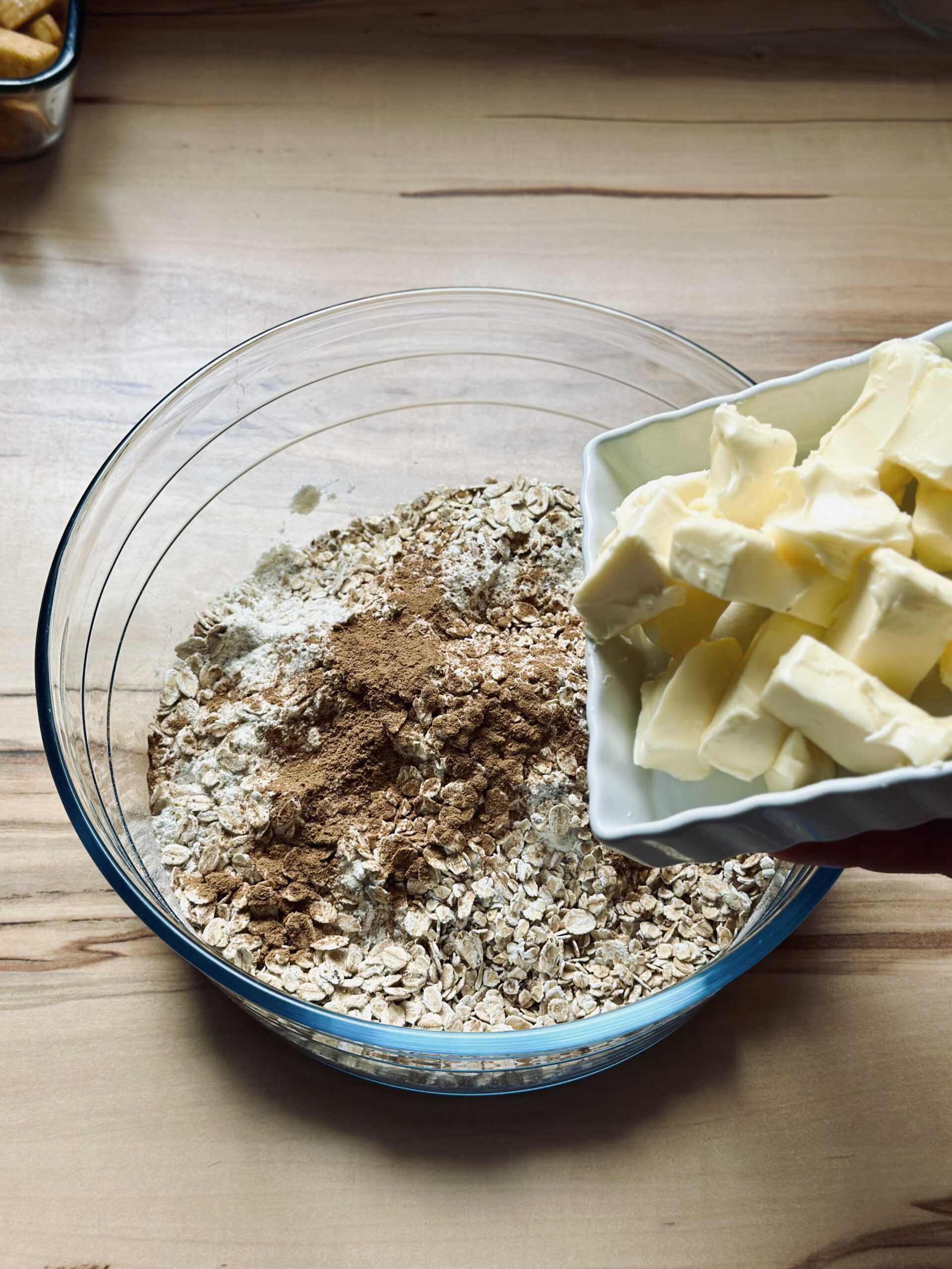 Butterwürfel zu der Streuselmasse hinzugeben