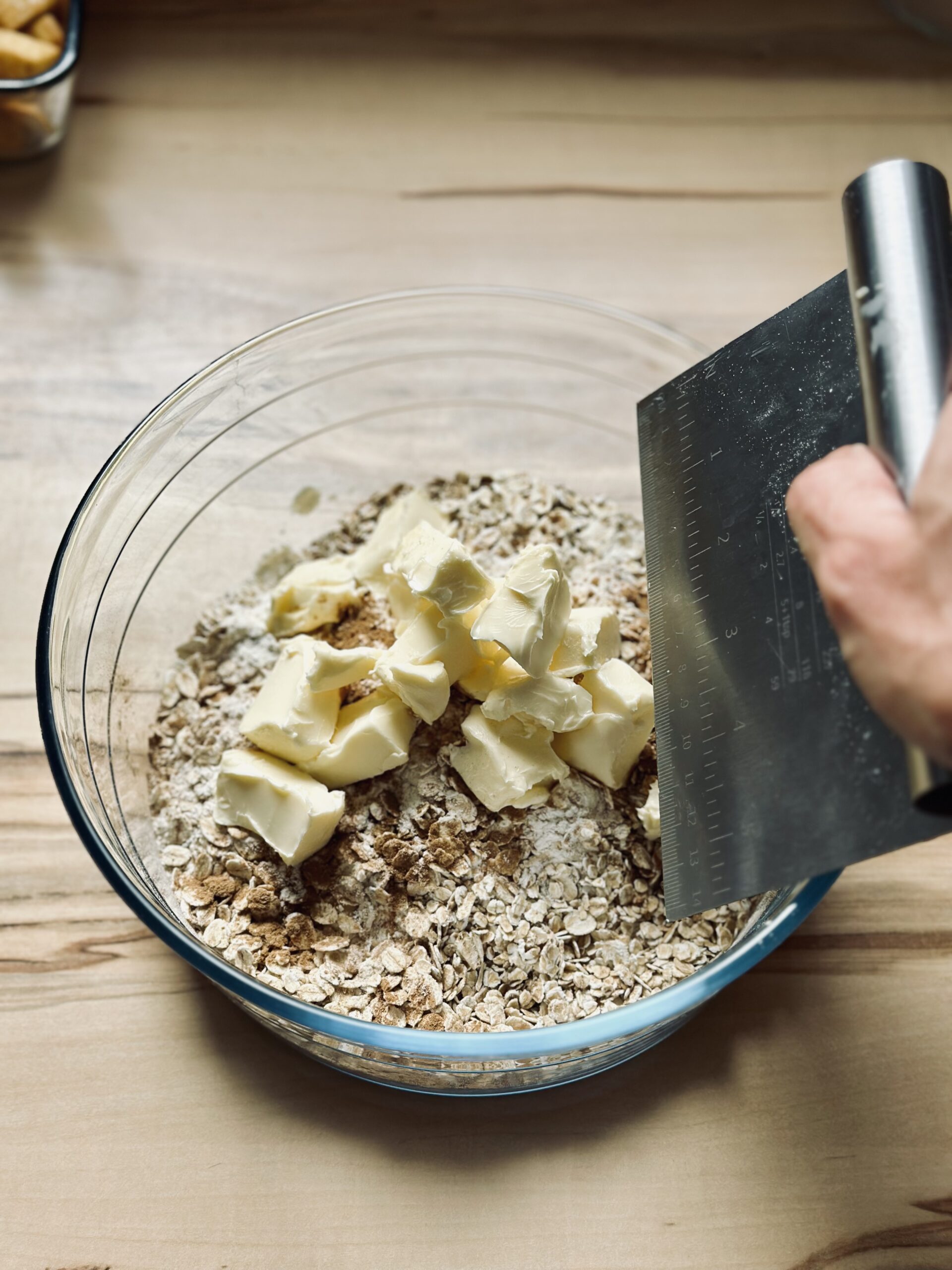 Butter in die Streusel einarbeiten