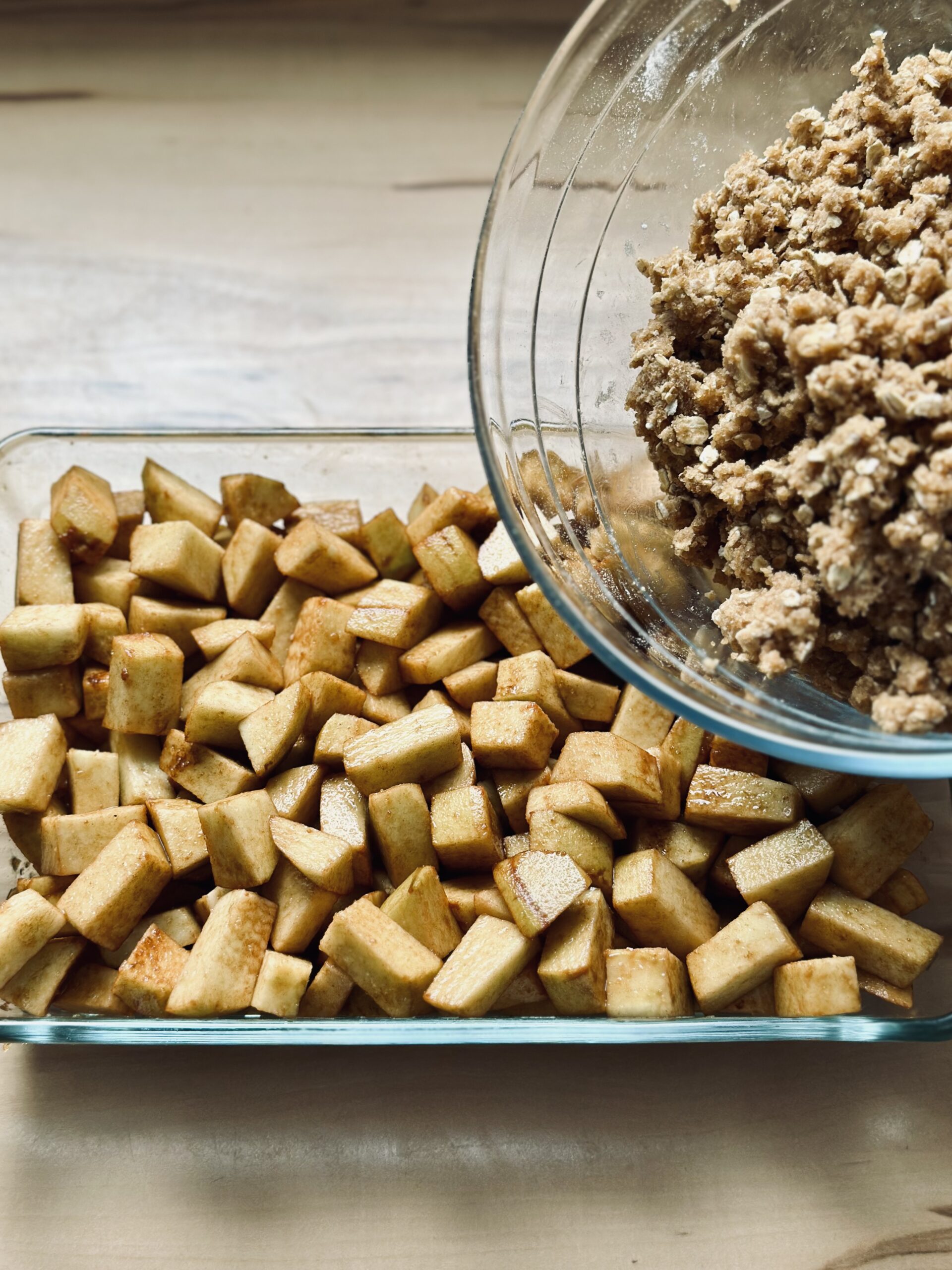 Streusel über die Apfelmasse geben