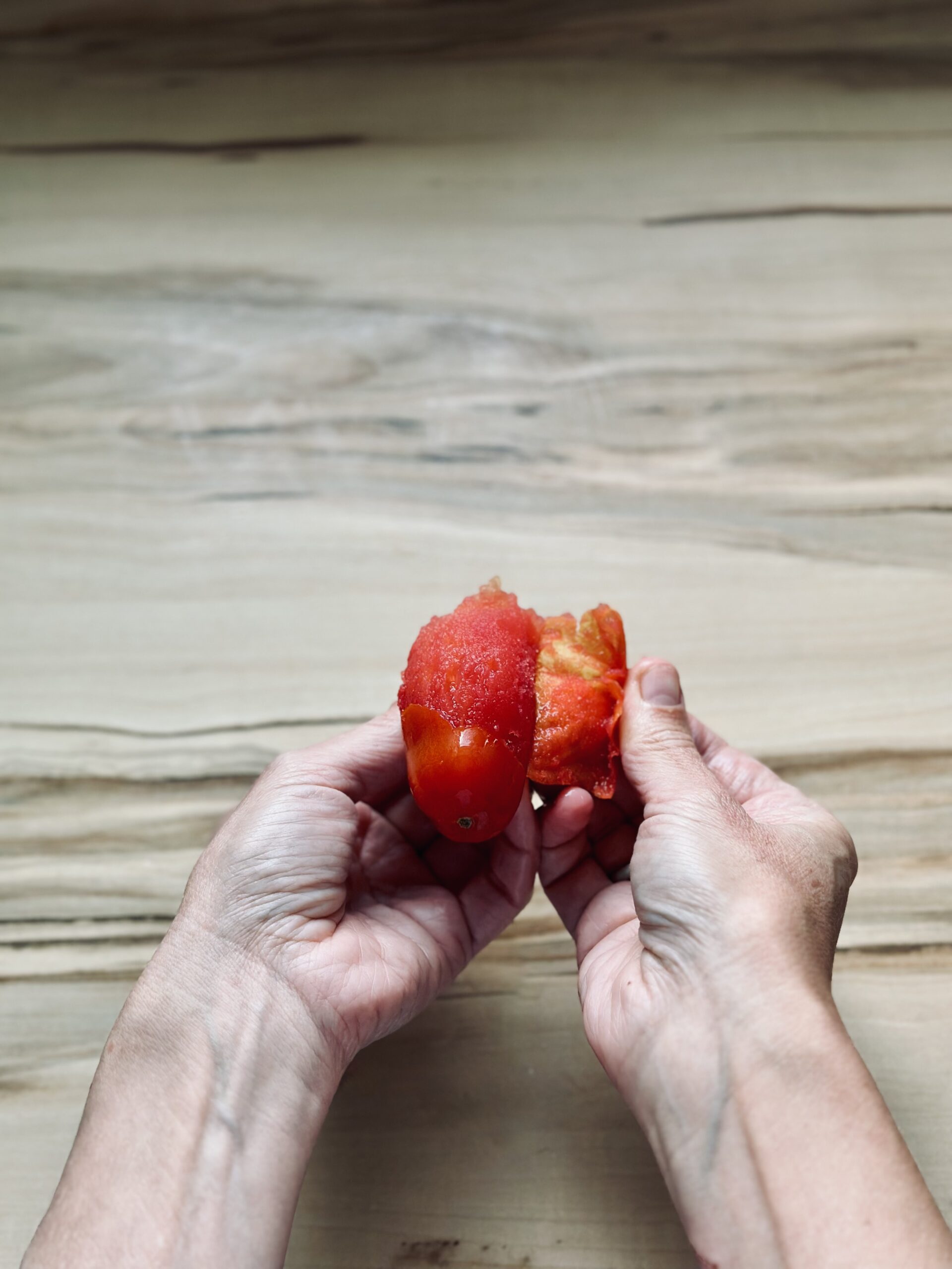 Haut bzw. Schale von der Tomate entfernen