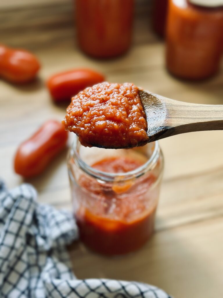 Selbstgemachte Tomatensoße einkochen