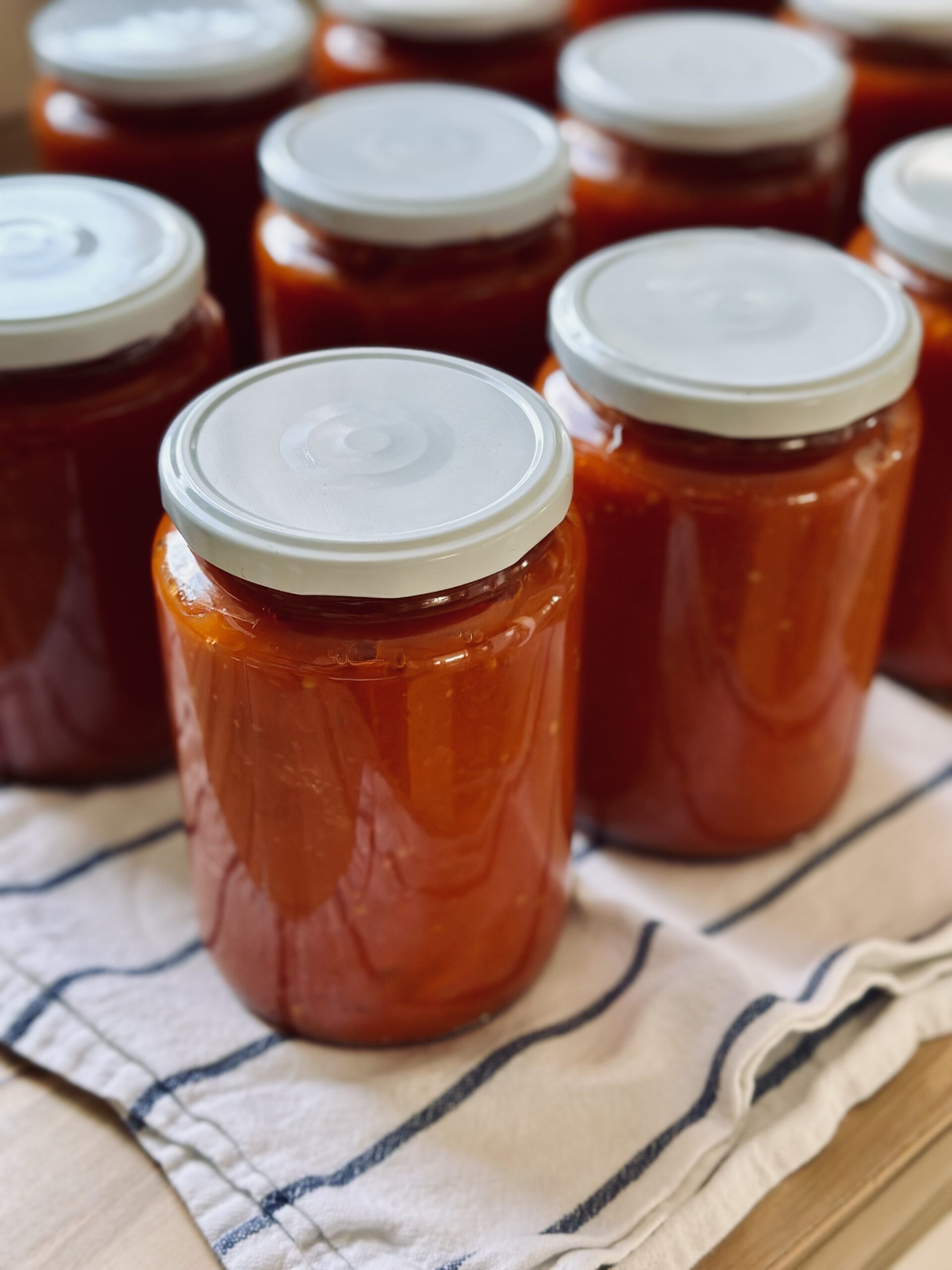 Eingekochte Tomaten auf einem Handtuch abkühlen lassen