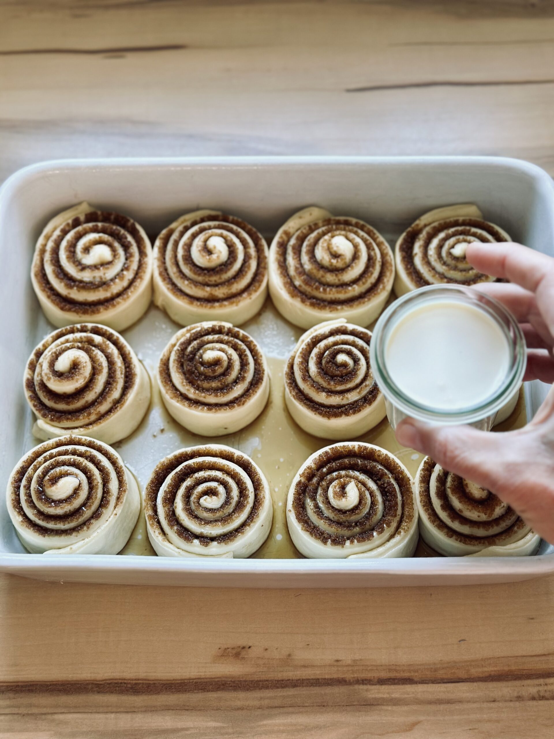 Sahne über die Schnecken leeren