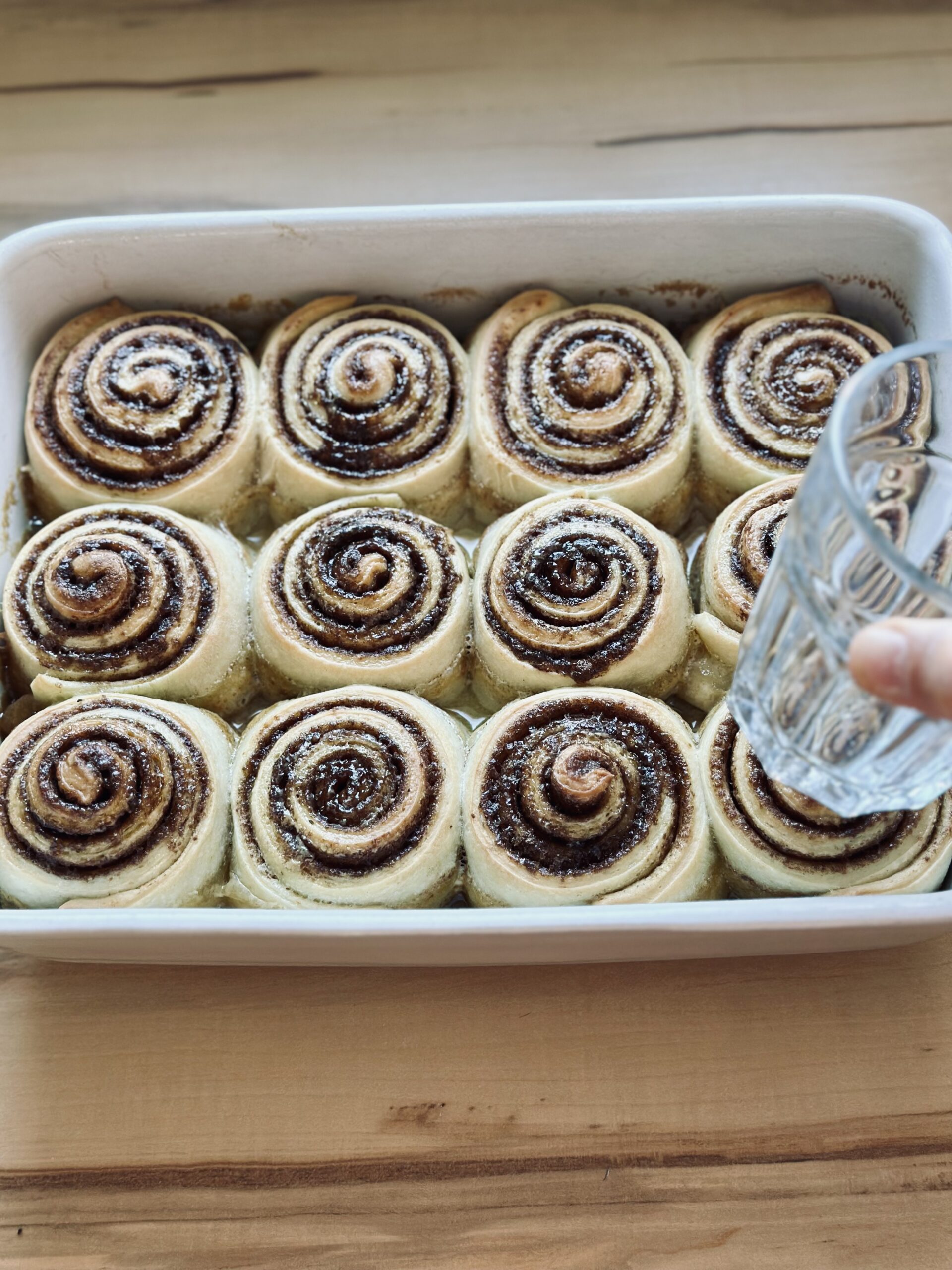 Mit einem Glas hoch gekommene Schnecken herunterdrücken. 